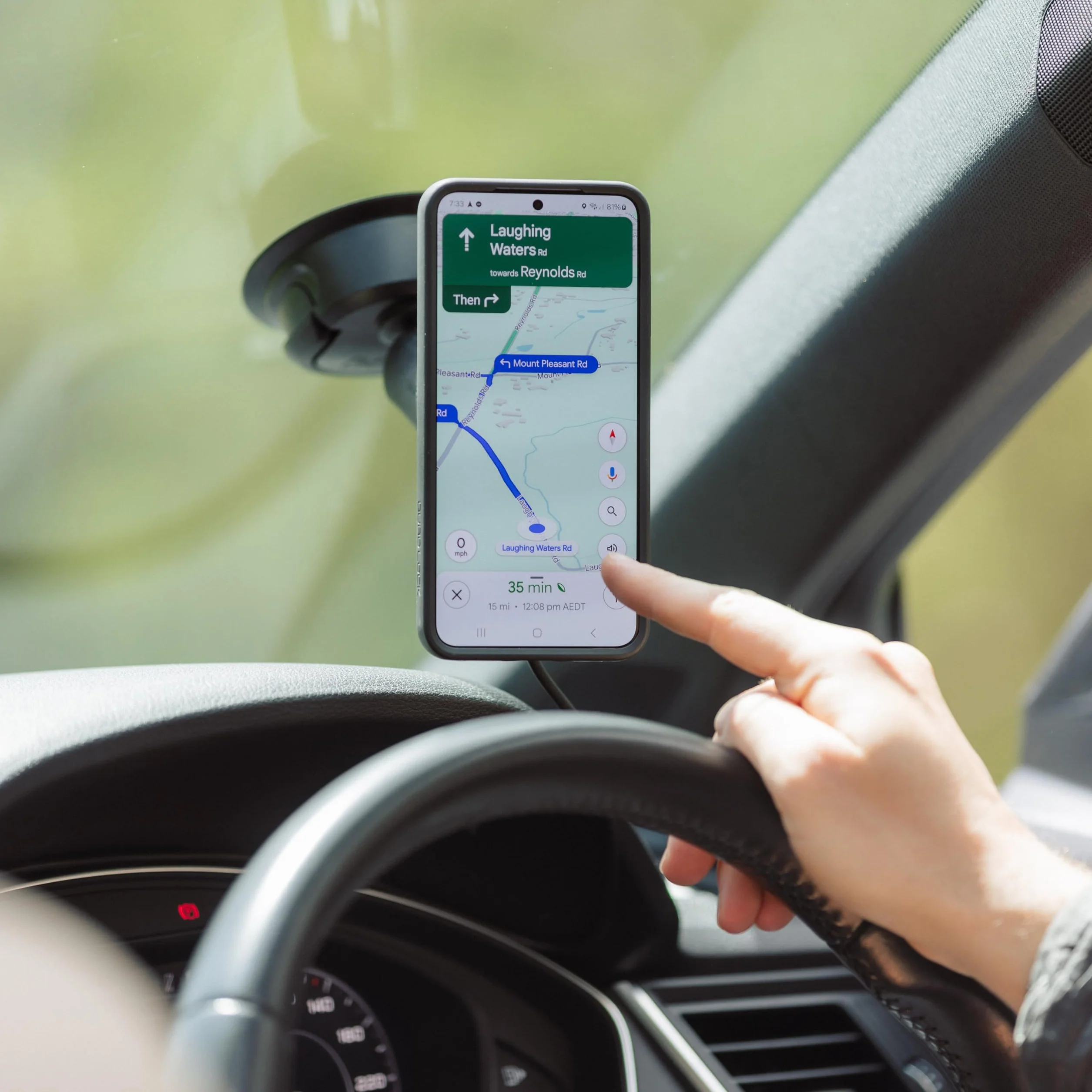 Quad Lock Wytrzymały uchwyt samochodowy na telefon z przyssawką z etui MAG i bezprzewodową głowicą ładującą MAG do iPhone 17e/16e
