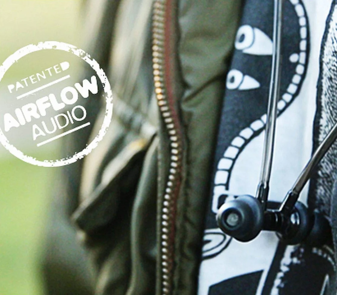 Aircom Aktywne słuchawki stereo A3 – przewodowe sportowe słuchawki douszne z technologią Airflow Audio – słuchawki głośnomówiące z wbudowanym mikrofonem (czarne)