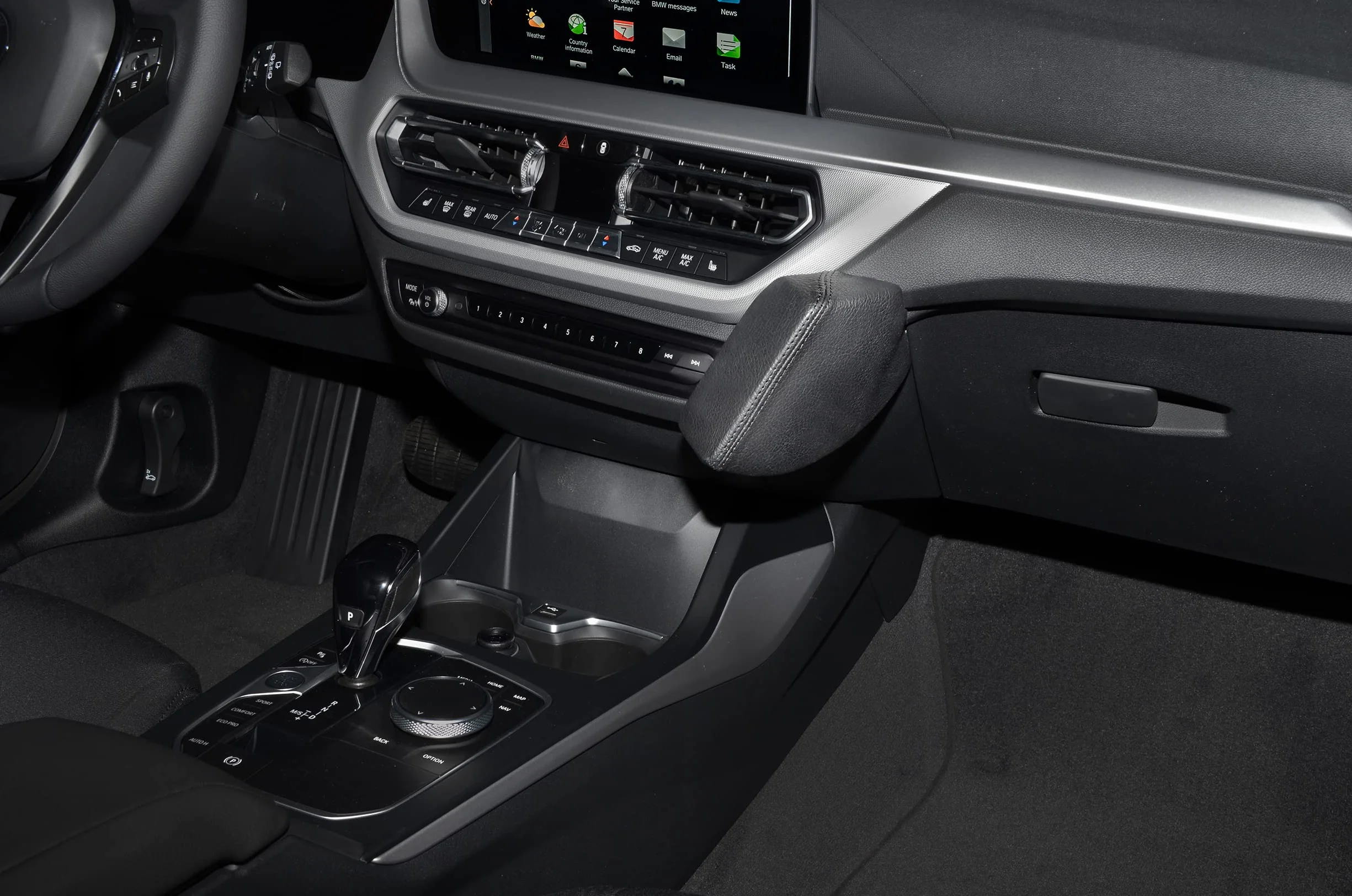 KUDA 3835 uchwyt do BMW 1 od 2019 F40 telefon sztuczna skóra czarny