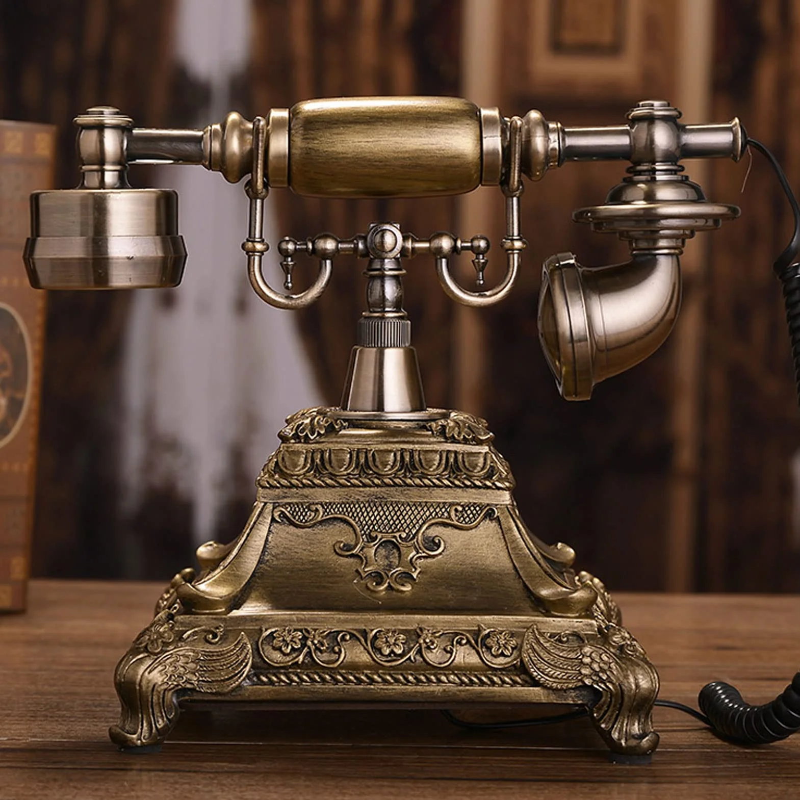 Retro telefon z obrotową tarczą z mechanicznym dzwonkiem, staromodny europejski przewodowy do domu, hotelu, biura, domu, dekoracja