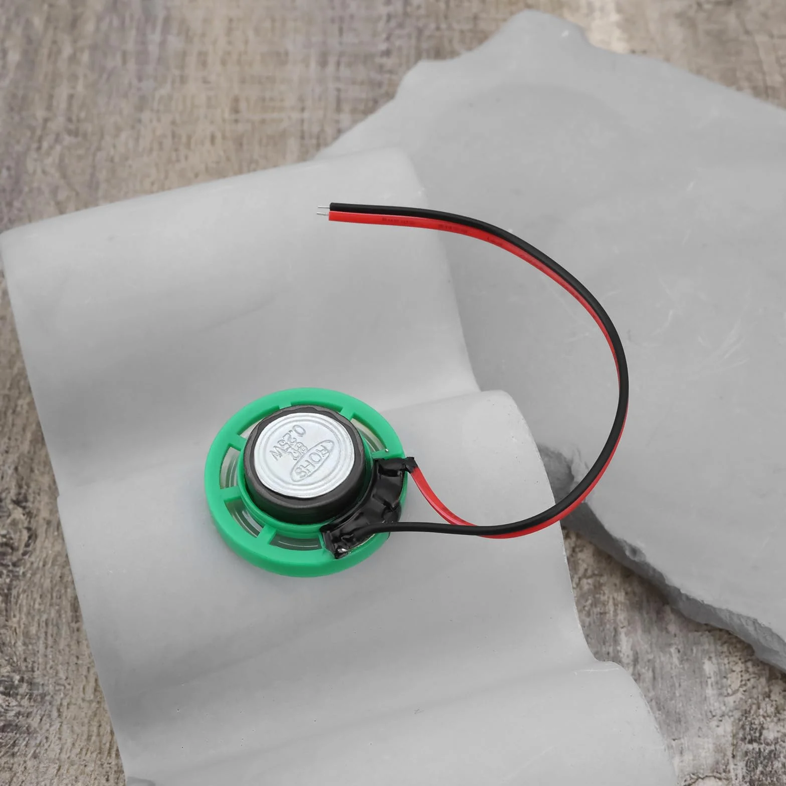 5 szt. Mini głośnik zabawka magnetyczny głośnik wewnętrzny zamiennik głośnika 8 omów 0,5 W do gier elektronicznych DIY 26 mm długość kabla 100 mm zielony