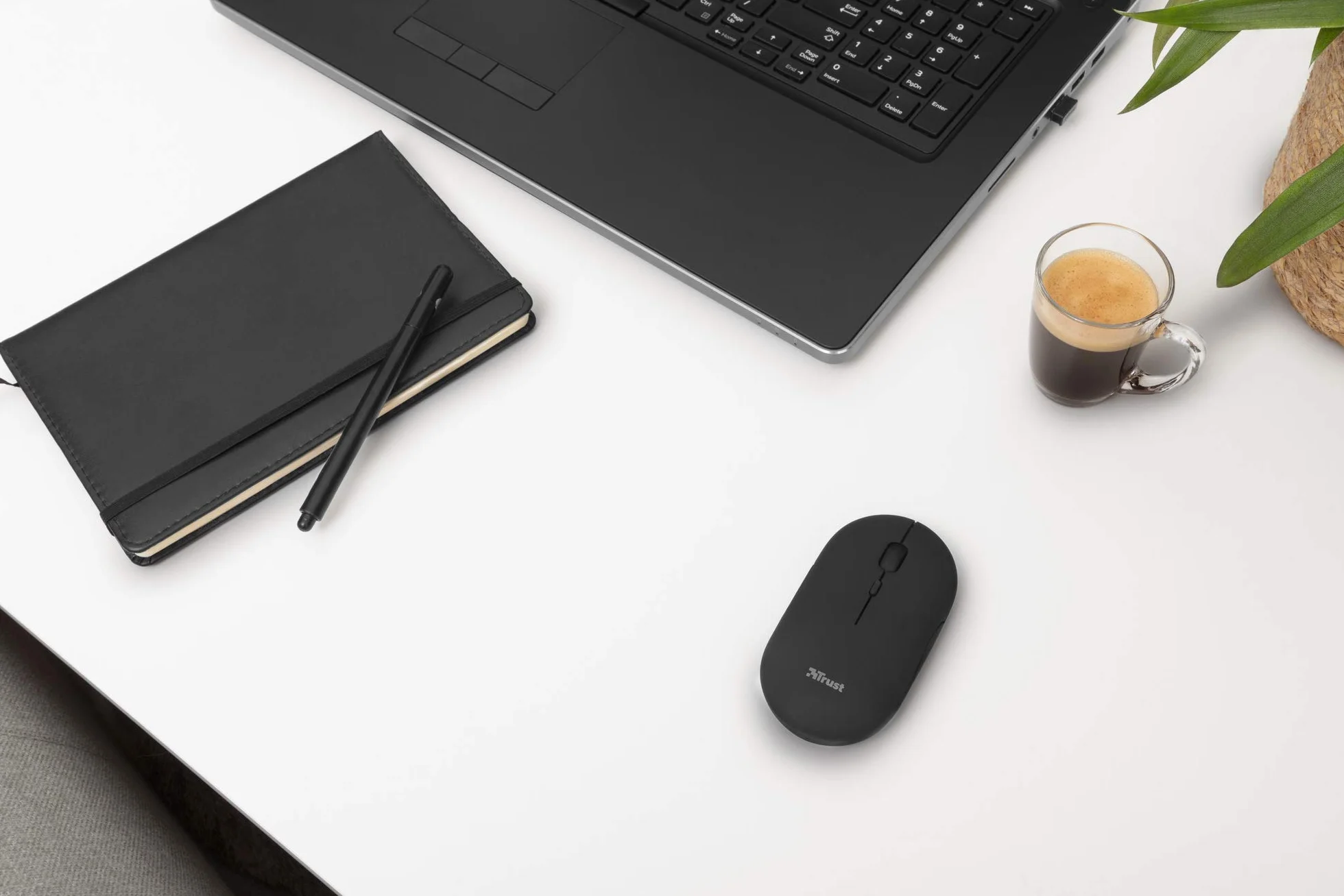 Trust Puck bezprzewodowa mysz Bluetooth lub 2,4 GHz z miniodbiornikiem USB, akumulatorem, ciche kliknięcia, przycisk DPI, lekka mysz komputerowa do laptopa, PC, Mac, Chromebooka, czarna