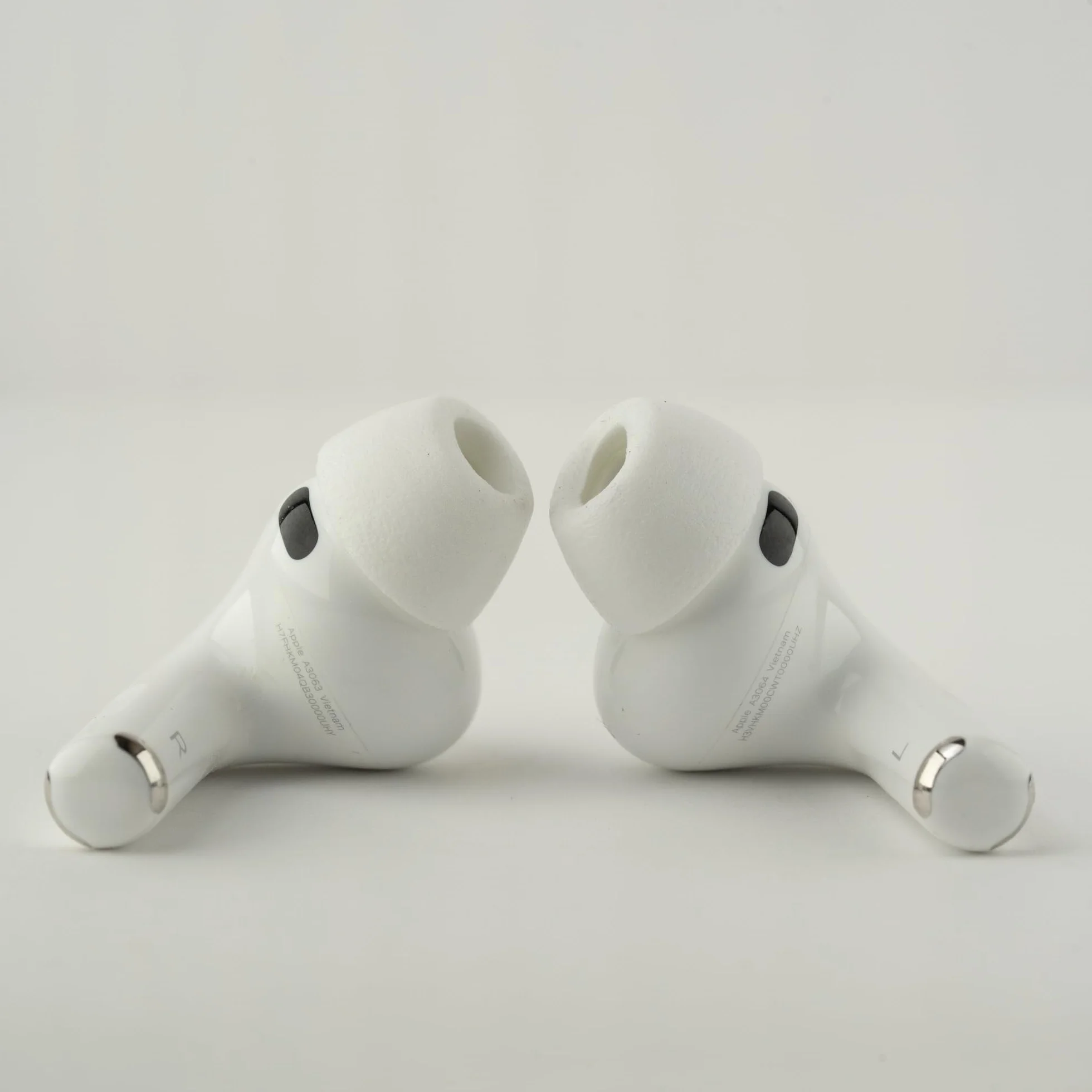 Comply TrueGrip MAX wymienne zatyczki do uszu z pianki z pamięcią kształtu do Apple AirPods Pro (3 generacji), technologia SmartSkin, doskonała izolacja akustyczna, białe, rozmiar M, 1 para