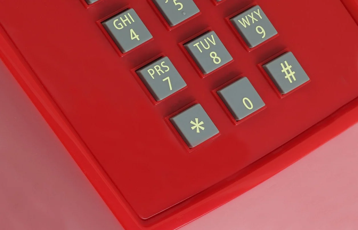OPIS PushMeFon Cable: Telefon retro z lat 70. w nowoczesnych kolorach z metalowym dzwonkiem (czerwony)