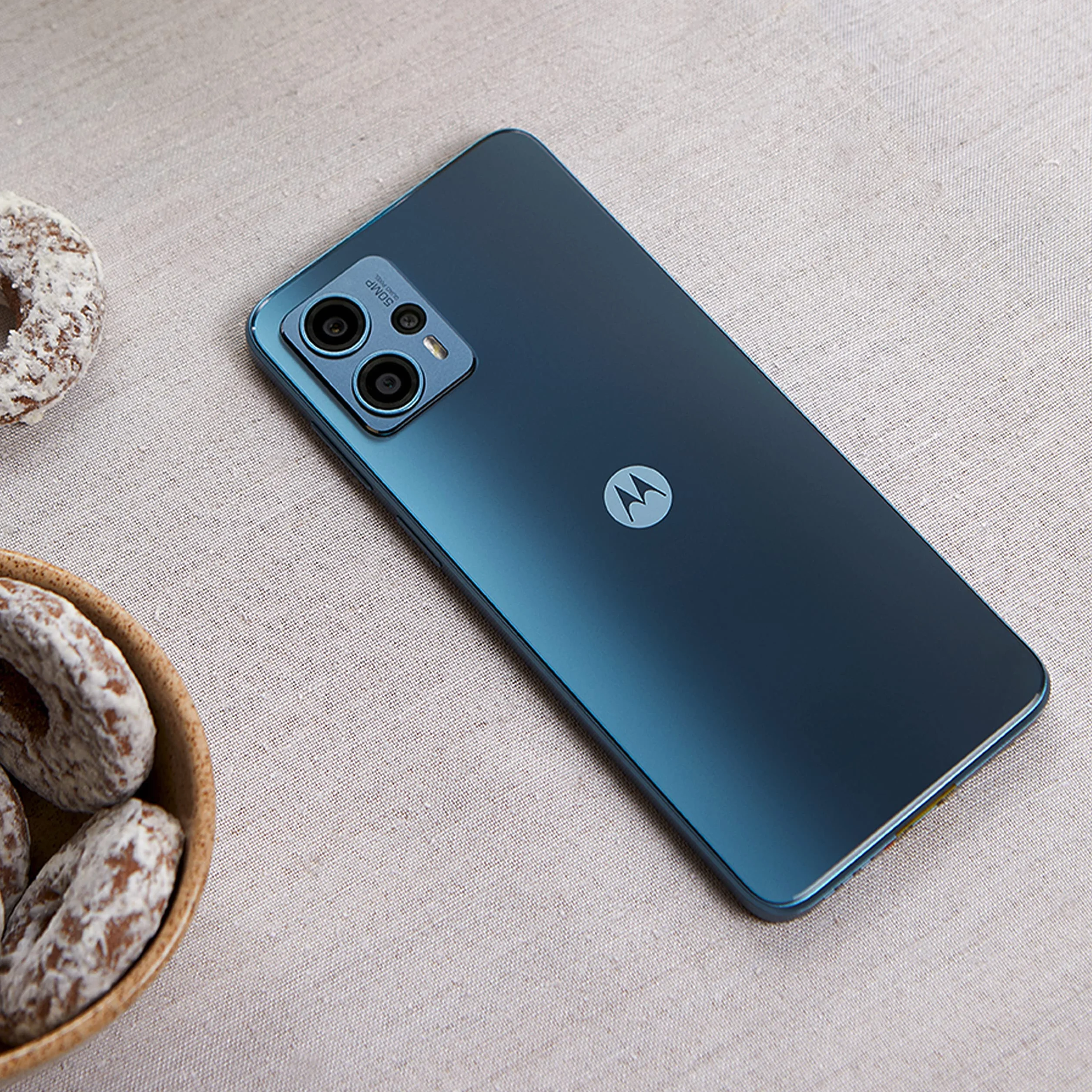 Motorola Moto G13 smartfon z wyświetlaczem HD + 6,52'', aparat 50 MP, 4/128 GB, 5000 mAh, Android 13), kolor grafitowy, matowy, w zestawie etui ochronne