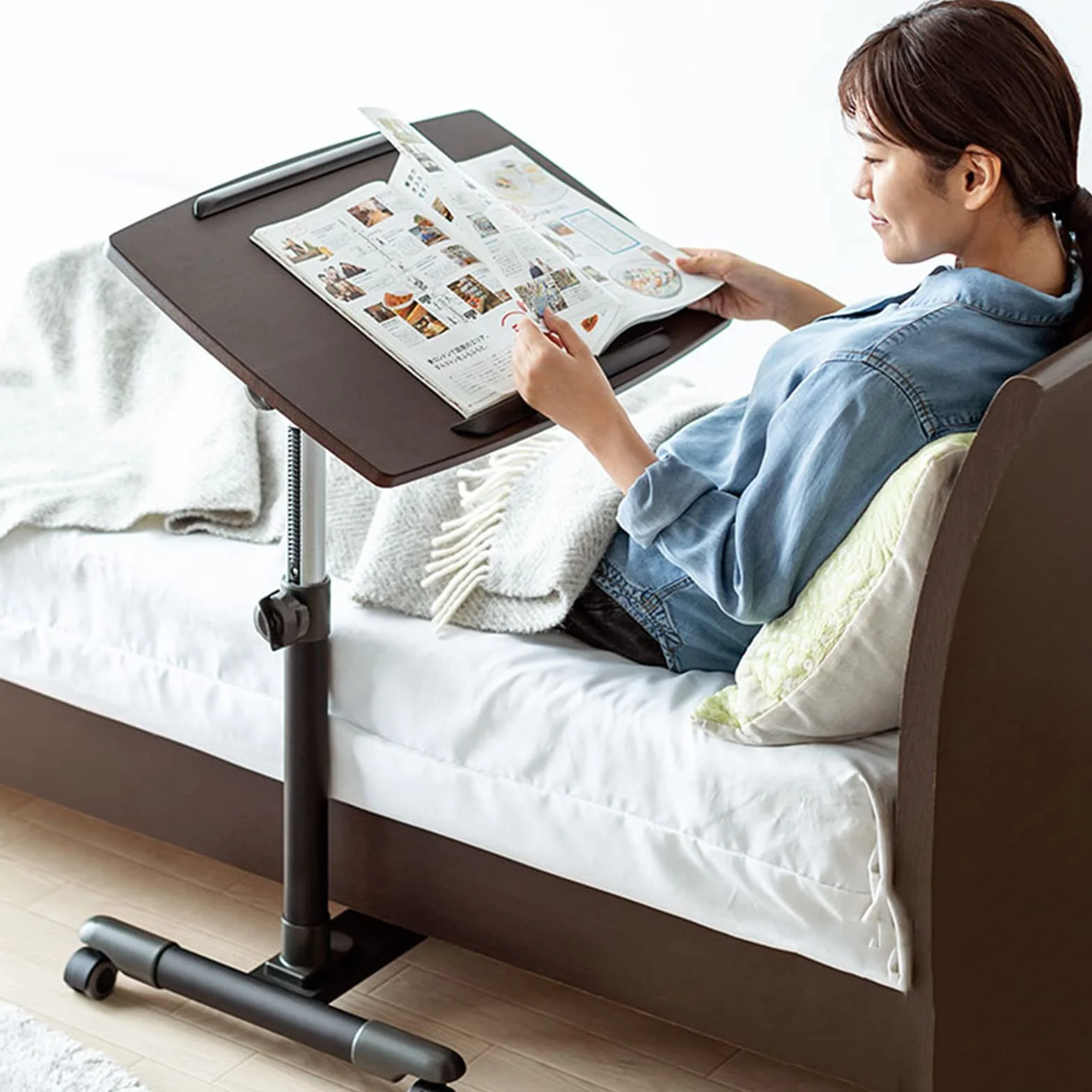 Stoliki przyłóżkowe Stoliki przyłóżkowe, regulowany blat z możliwością odchylenia o 160°, obrotowy stolik pod telewizor i laptop z uchwytem wspomagającym stojak, niezależne urządze