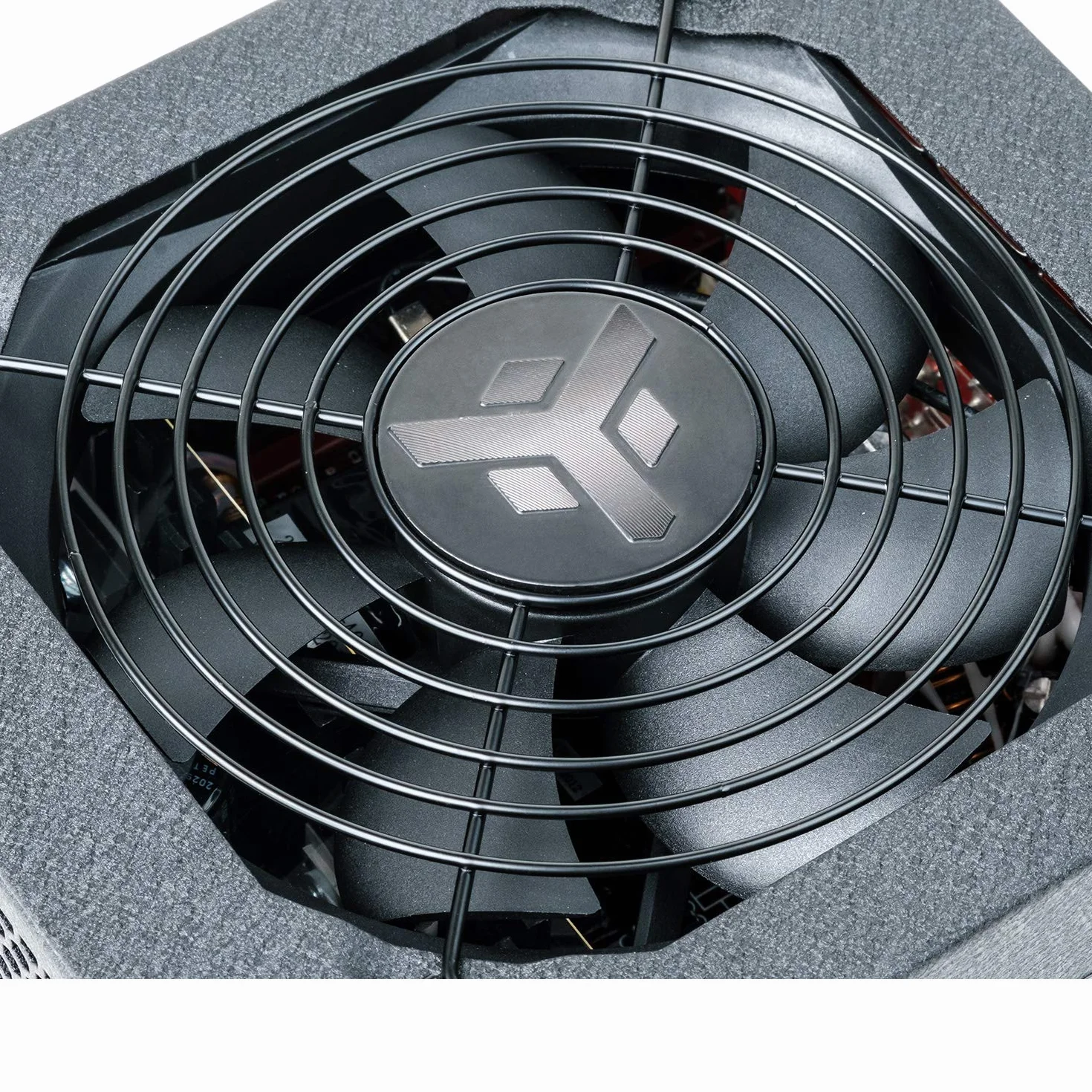 iTek do PC GF650 EVO – 650 W, HDB Hydraulic Dynamic Bearing 12 mm, aktywna ochrona PFC, certyfikat wydajności 80 Plus Gold, półmodułowa Free Plug, kondensatory Giapp, ITPSEGF650