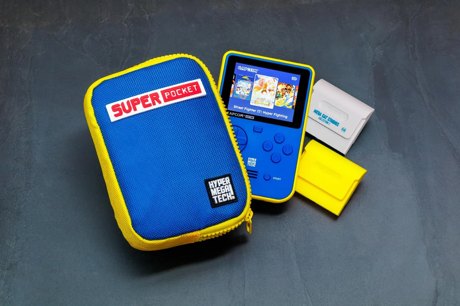 Blaze Entertainment Evercade HMT Super Pocket materiałowe etui Capcom niebieski żółty