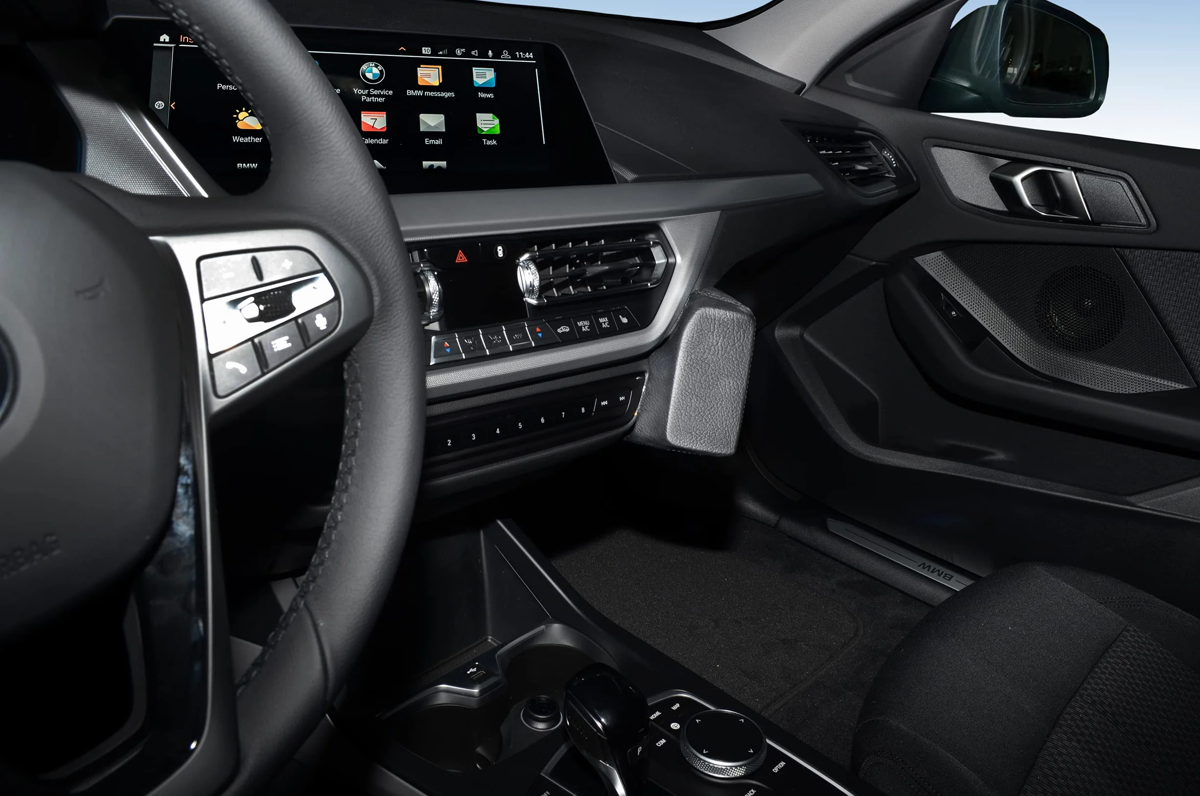 KUDA 3835 uchwyt do BMW 1 od 2019 F40 telefon sztuczna skóra czarny