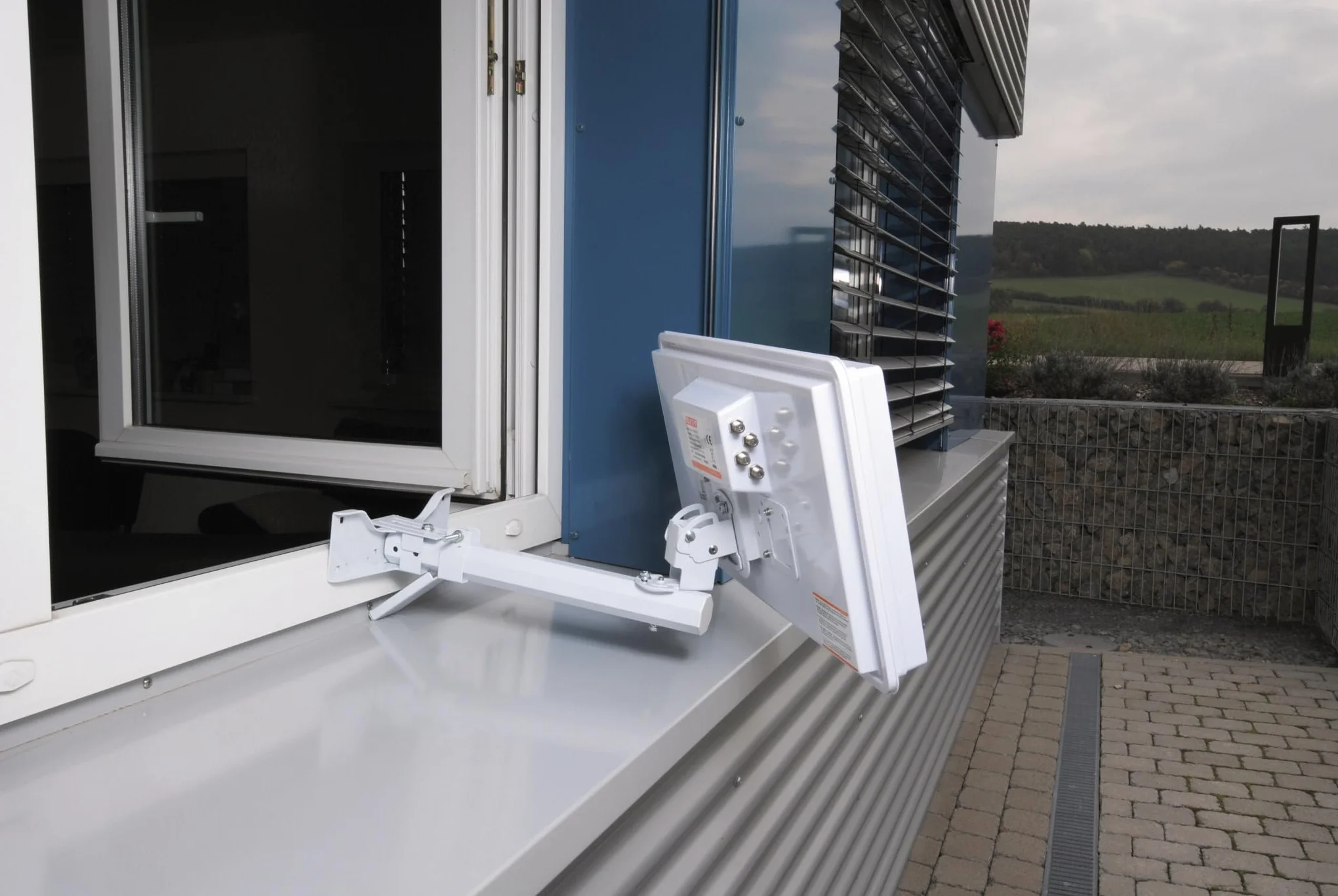 Selfsat H30D2+ Twin antena płaska dla dwóch uczestników wraz z uchwytem okiennym
