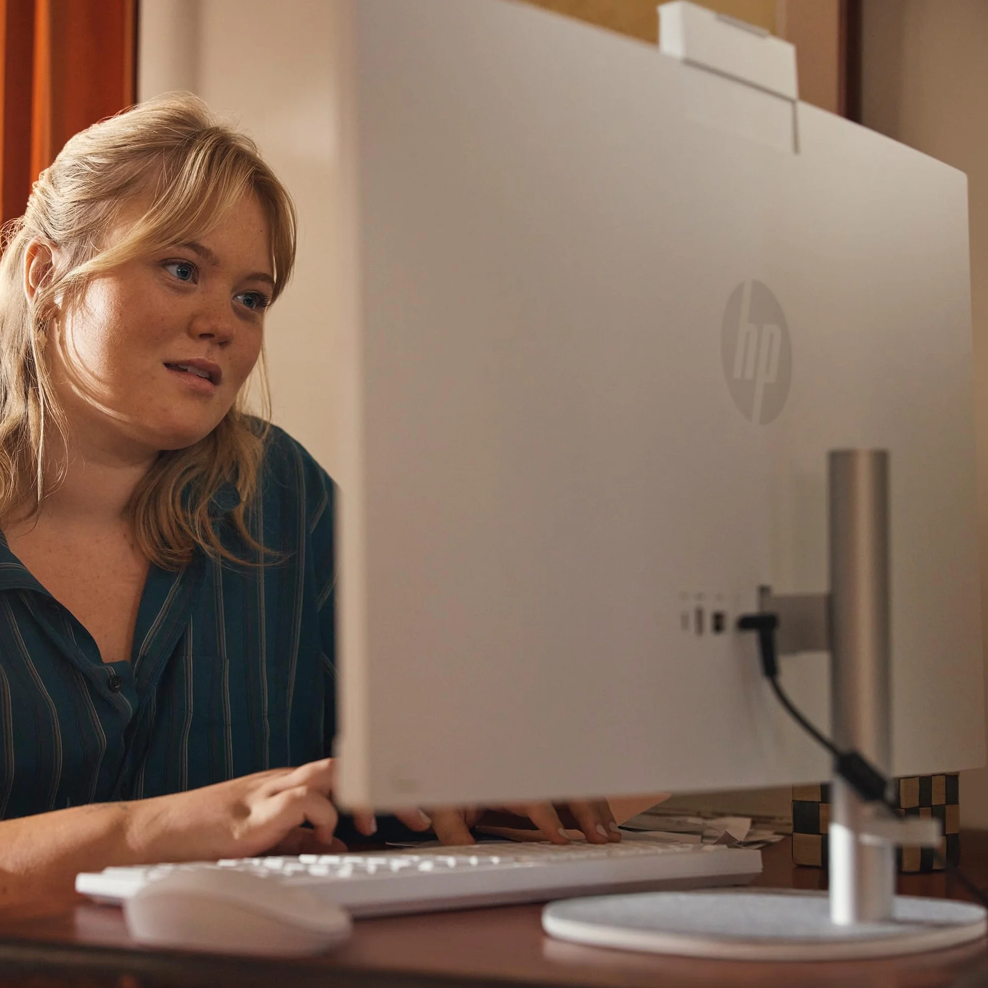 HP Komputer stacjonarny All-in-One | 27" wyświetlacz FHD | AMD Ryzen 3 7320U | 8 GB DDR5 RAM | 512 GB SSD | karta graficzna AMD Radeon | Windows 11 Home | biały