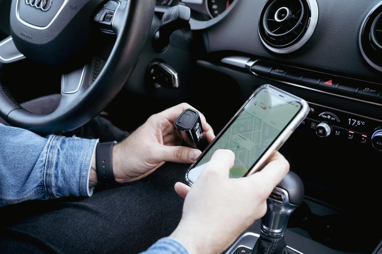 Lokalizator GPS PLUS notiOne® z Alarmem antykradzieżowym | Bez subskrypcji, bez abonamentu | Funkcje E-TOLL | Mini tracker GPS samochodu dla motocykla, roweru | Wyprodukowano w Europie