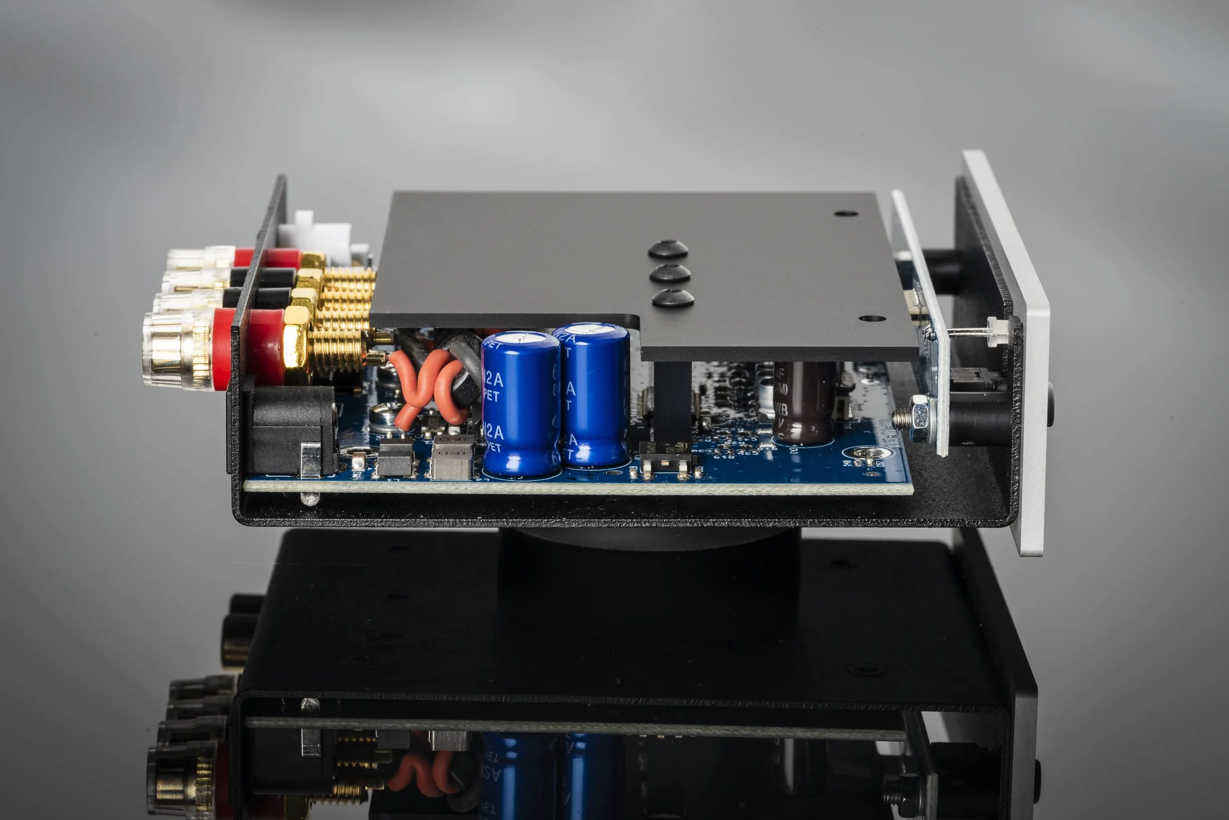 Pro-Ject Amp Box S3, mikro-audiofilowy wzmacniacz stereo o mocy 2 x 50 W, przyłącze spustowe, czarny