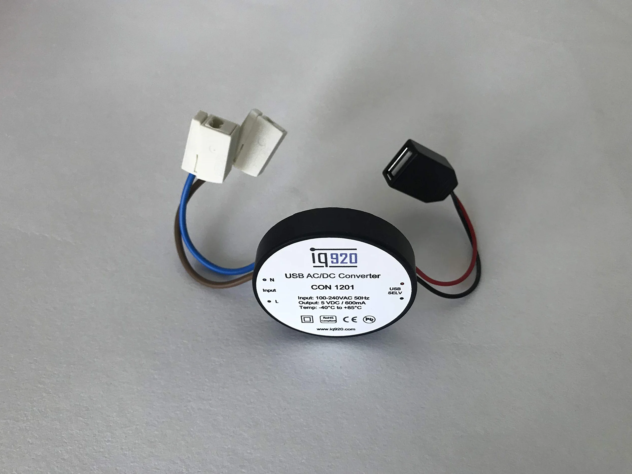 Podtynkowy zasilacz USB do zasilania tabletów i innych urządzeń