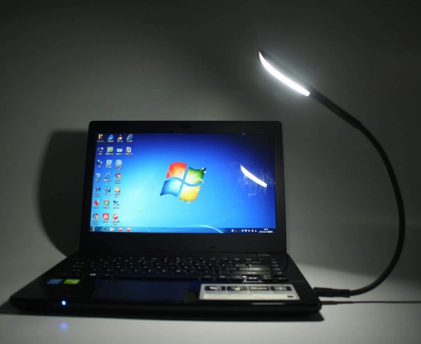 Ściemniana lampa USB, elastyczna klawiatura USB, mini lampka USB do laptopa (14 diod LED, 3-stopniowa regulacja jasności, przełącznik dotykowy wł./wył., czarna)
