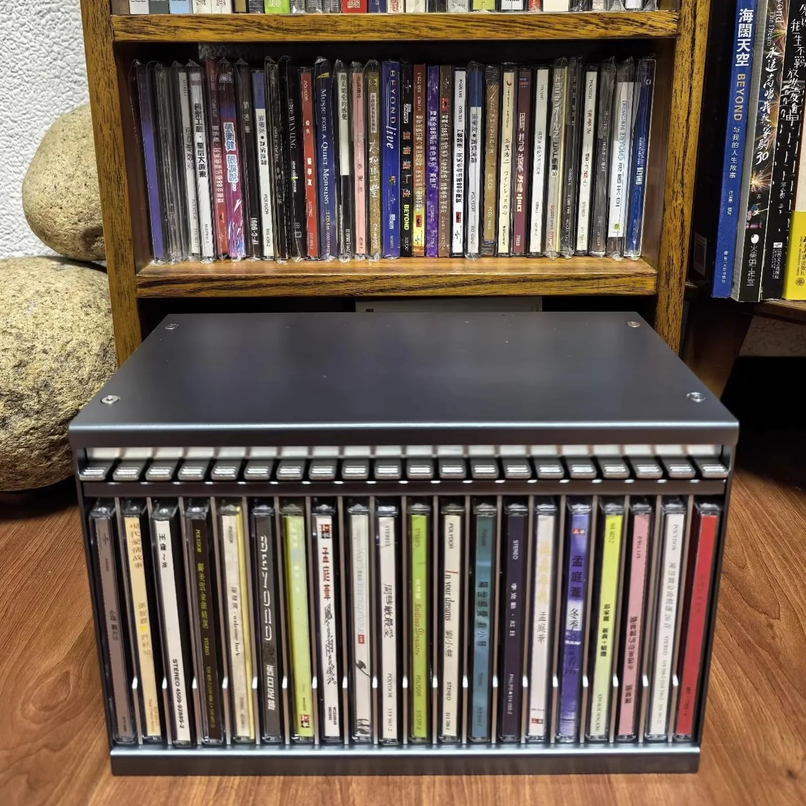 Stojak do przechowywania płyt CD, organizer na płyty DVD z 20 gniazdami, z wyskakującym przyciskiem, szafka do układania w stos, do domu, biura, pokoju muzycznego, sali teatralnej
