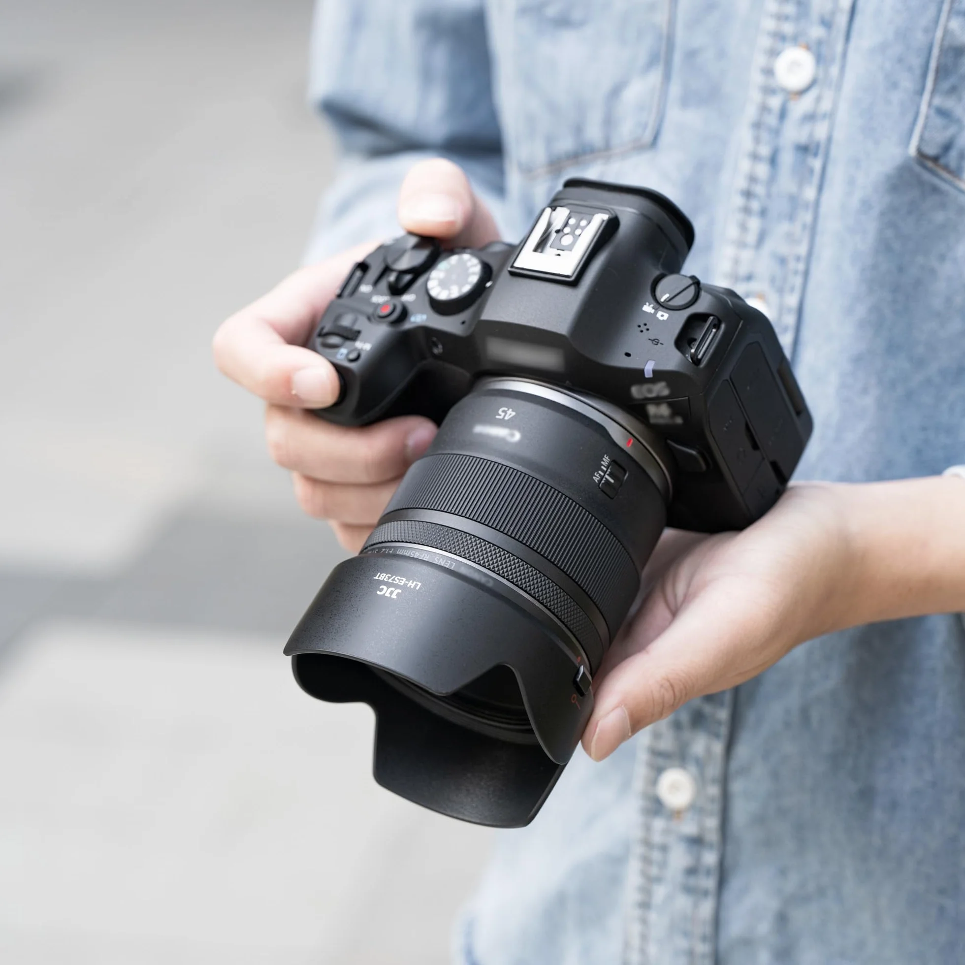 JJC ES73B - Osłona obiektywu Bayonett z wzorem kwiatu tulipana, kompatybilna z obiektywem Canon RF 45 mm F1.2 STM, osłona obiektywu odwróconego obiektywu do obiektywu Canon ES-73B