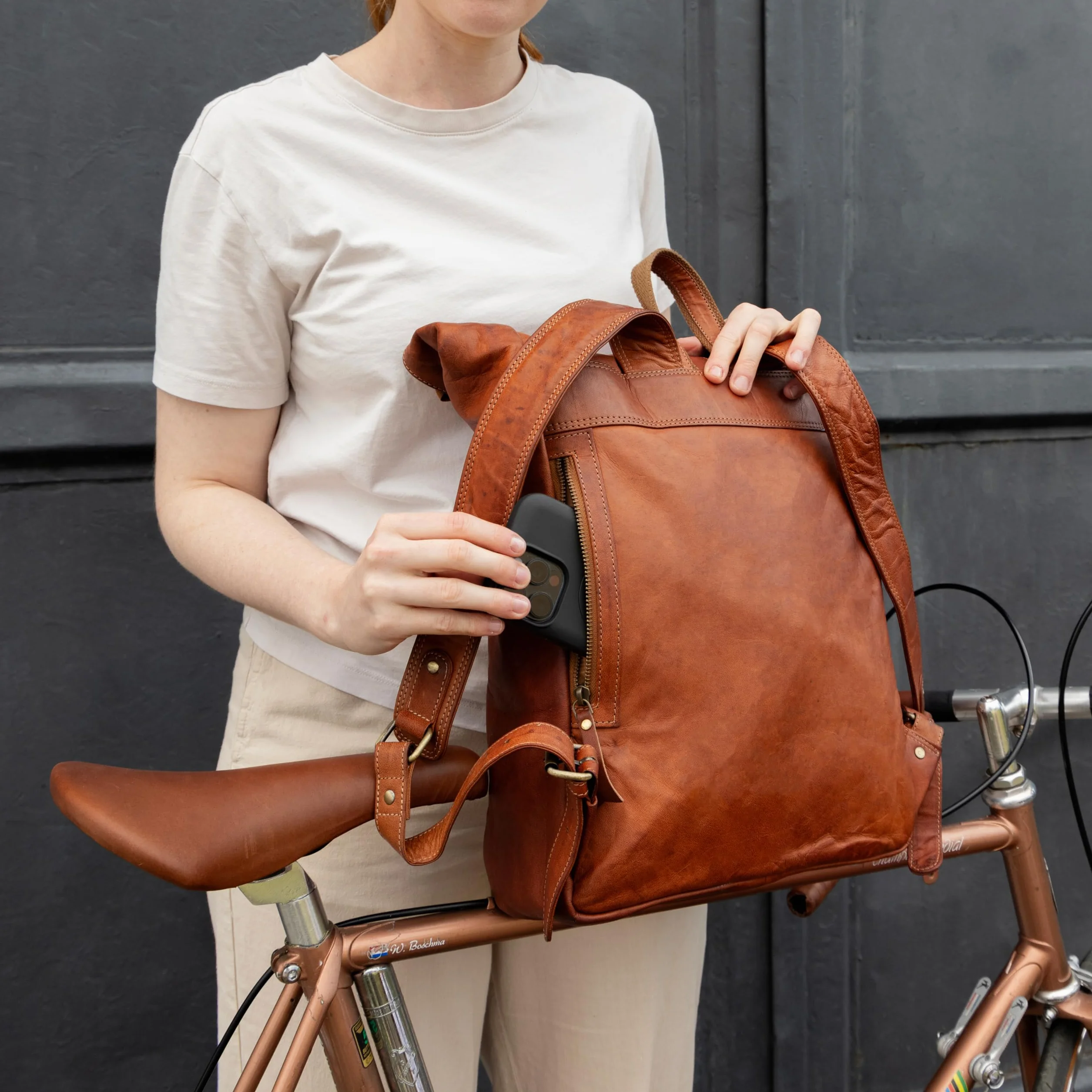 Gusti Plecak skórzany Milo New – stylowy plecak vintage ze skóry naturalnej dla kobiet i mężczyzn, pojemność 13L, kieszeń na laptop 15”, uchwyt na butelkę, miejsce na AirTag