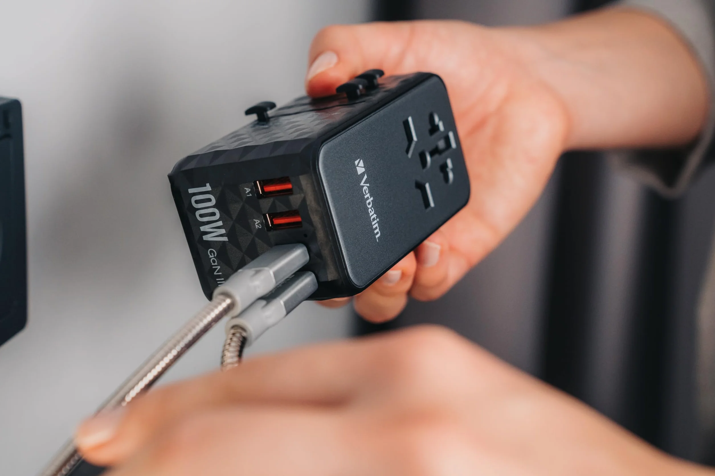 Verbatim GaN uniwersalny adapter podróżny UTA‑06 100 W, adapter z 2 gniazdami USB‑A i 2 portami USB-C, szybka ładowarka do laptopa, telefonu komórkowego, aparatu fotograficznego i Co, wtyczka podróżna