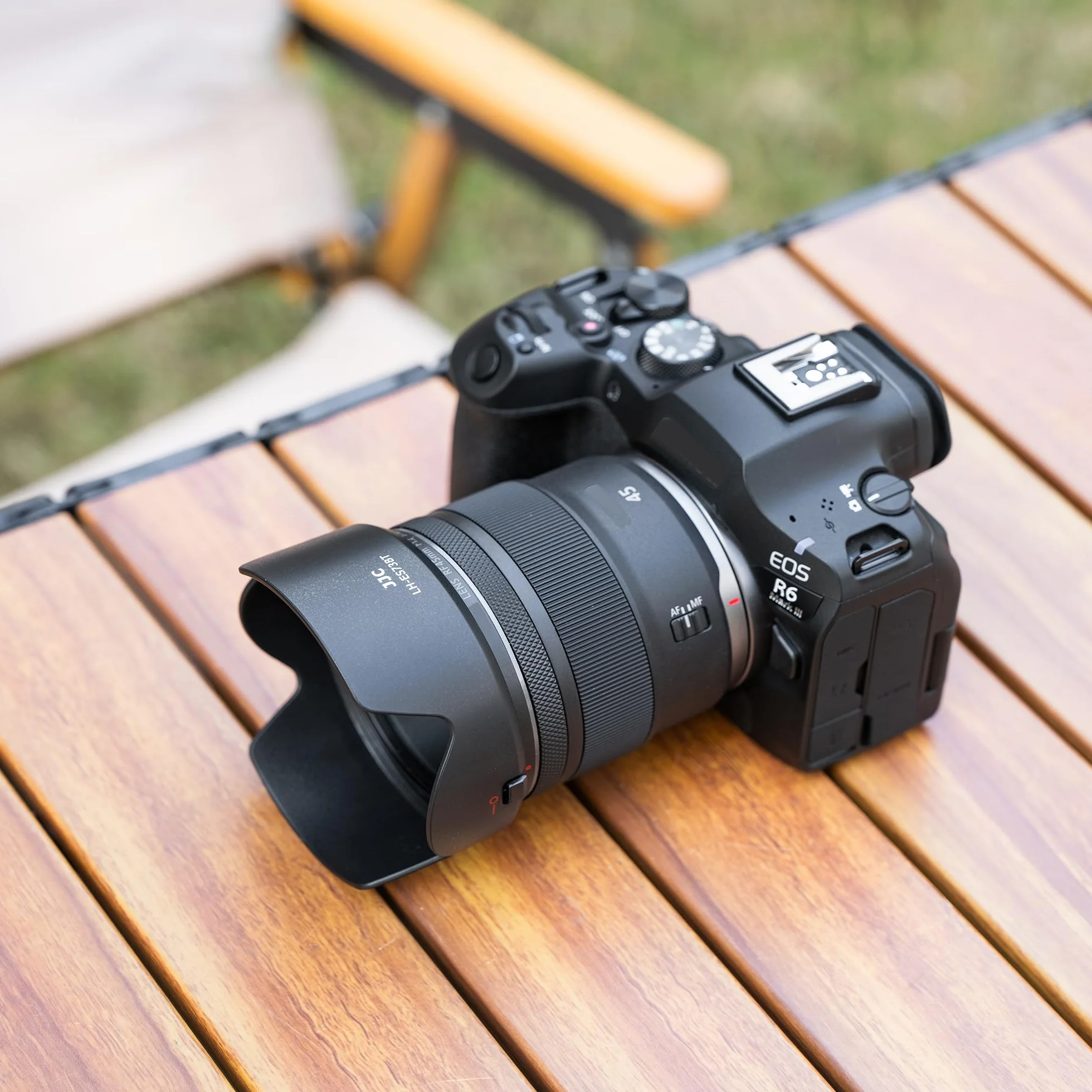 JJC ES73B - Osłona obiektywu Bayonett z wzorem kwiatu tulipana, kompatybilna z obiektywem Canon RF 45 mm F1.2 STM, osłona obiektywu odwróconego obiektywu do obiektywu Canon ES-73B