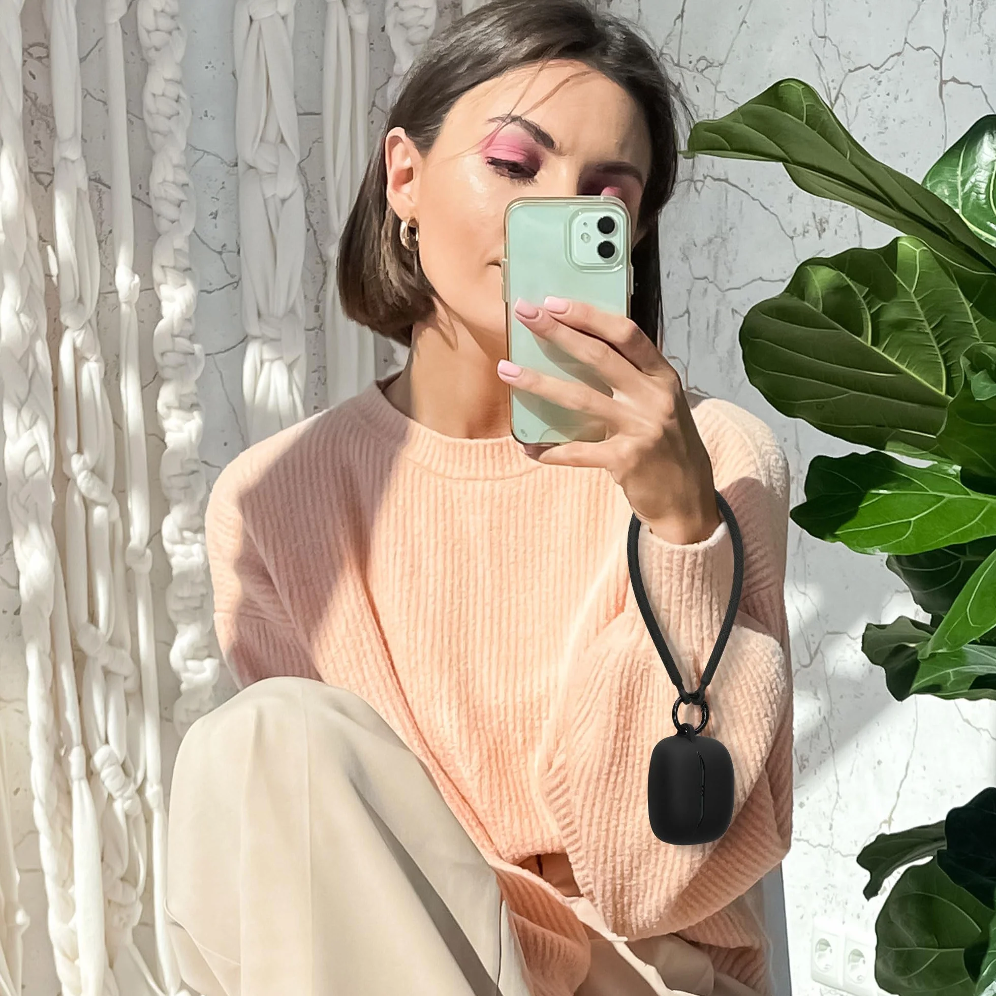 kwmobile Etui kompatybilne ze słuchawkami JBL Tune Beam 2 - silikonowe etui ochronne Case Cover - z paskiem na rękę czarne