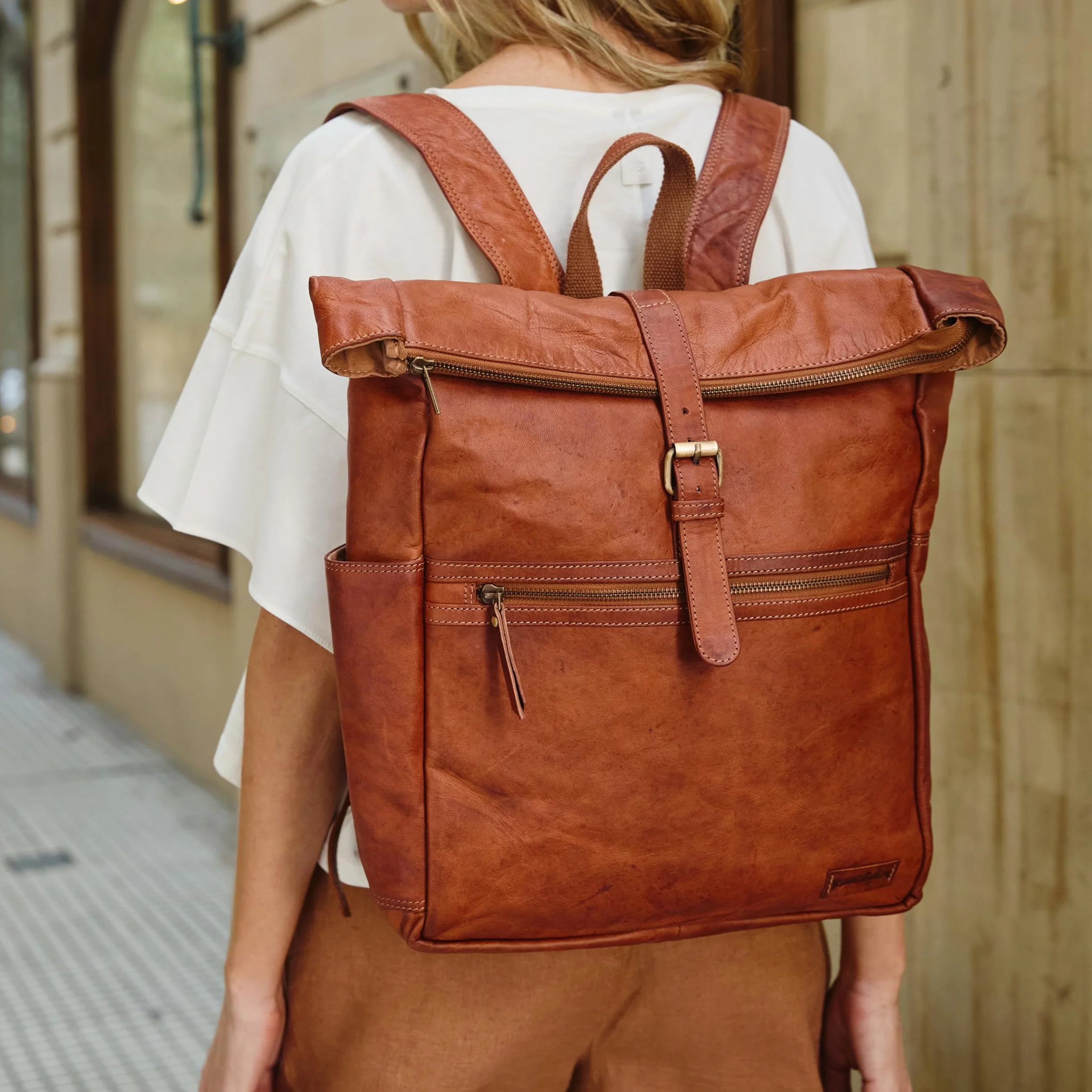 Gusti Plecak skórzany Milo New – stylowy plecak vintage ze skóry naturalnej dla kobiet i mężczyzn, pojemność 13L, kieszeń na laptop 15”, uchwyt na butelkę, miejsce na AirTag