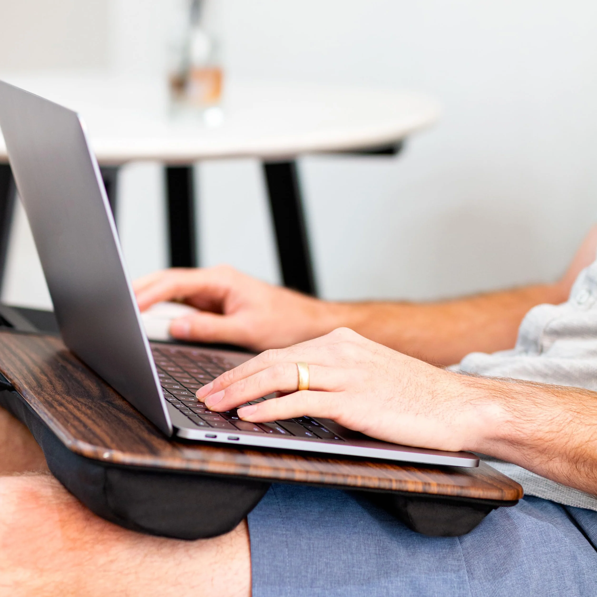 LAPGEAR Biurko na kolana do domowego biura z osłoną urządzenia, podkładką pod mysz i uchwytem na telefon, słoje drewna espresso, pasuje do laptopów o przekątnej ekranu do 15,6", styl nr 91575