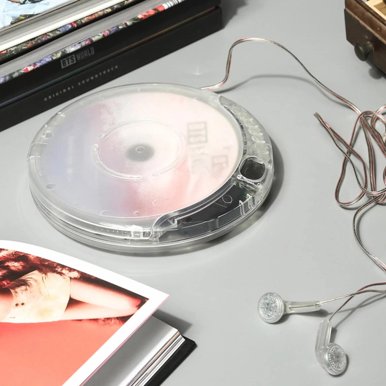GZPKJ Przenośny odtwarzacz CD, w pełni przejrzysta płyta CD Dsicman ze słuchawkami, wyraźny wyświetlacz, wbudowane standardowe gniazdo słuchawkowe 3,5 mm, do użytku w domu lub samochodzie