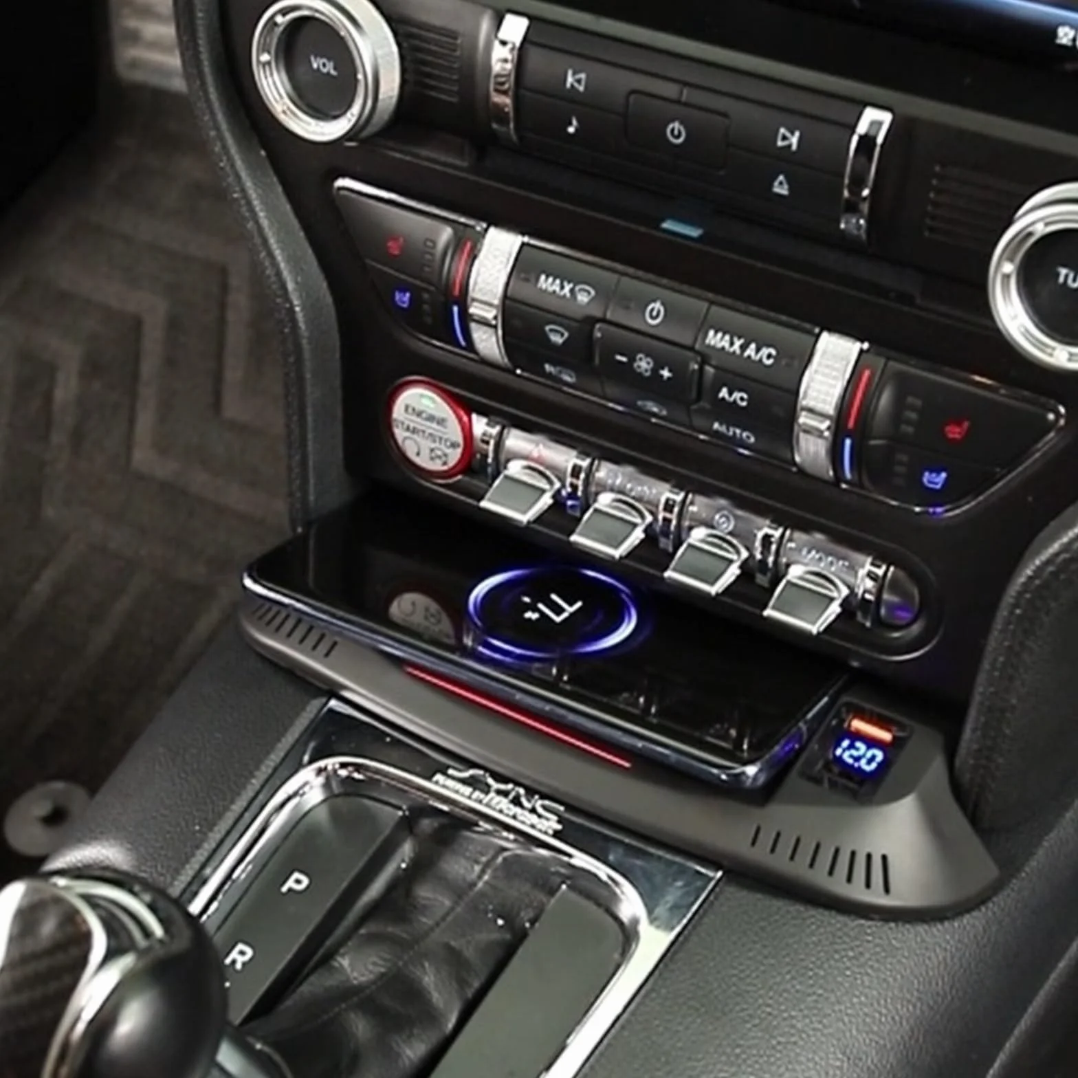 15W Szybka bezprzewodowa ładowarka samochodowa Uchwyt samochodowy Bezprzewodowa ładowarka QI Panel Telefon Ładowarka Pad, Ford, dla Mustang, 2015-2020 Bezprzewodowa ładowarka samochodowa