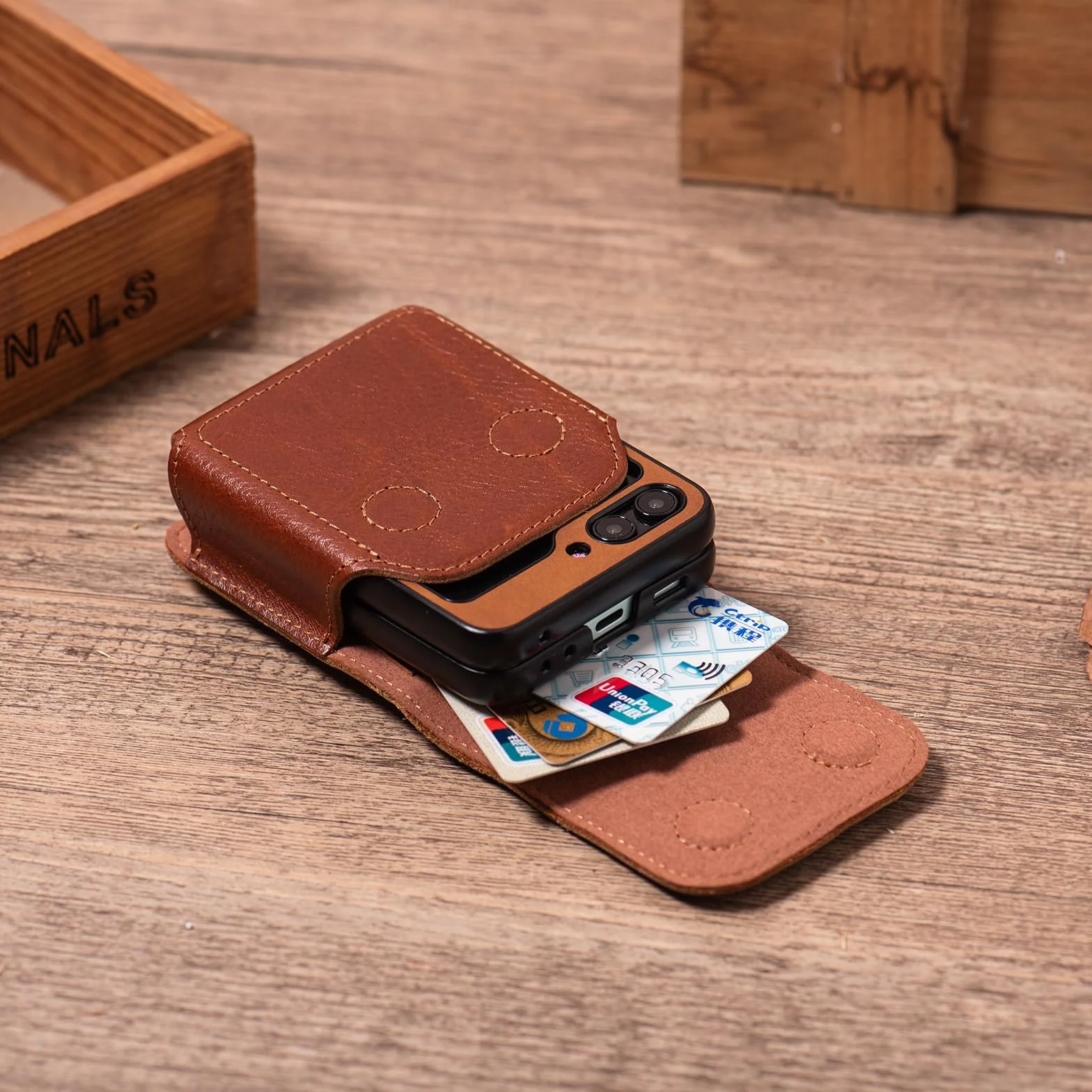Etui na pasek z prawdziwej skóry, pokrowiec na pasek pasuje do Samsung Galaxy Z Flip7 / Z Flip6 / Z Flip5 / Z Flip4 / Z Flip3 / Motorola Razr, z klamrą do paska i szlufką, uchwyt na telefon