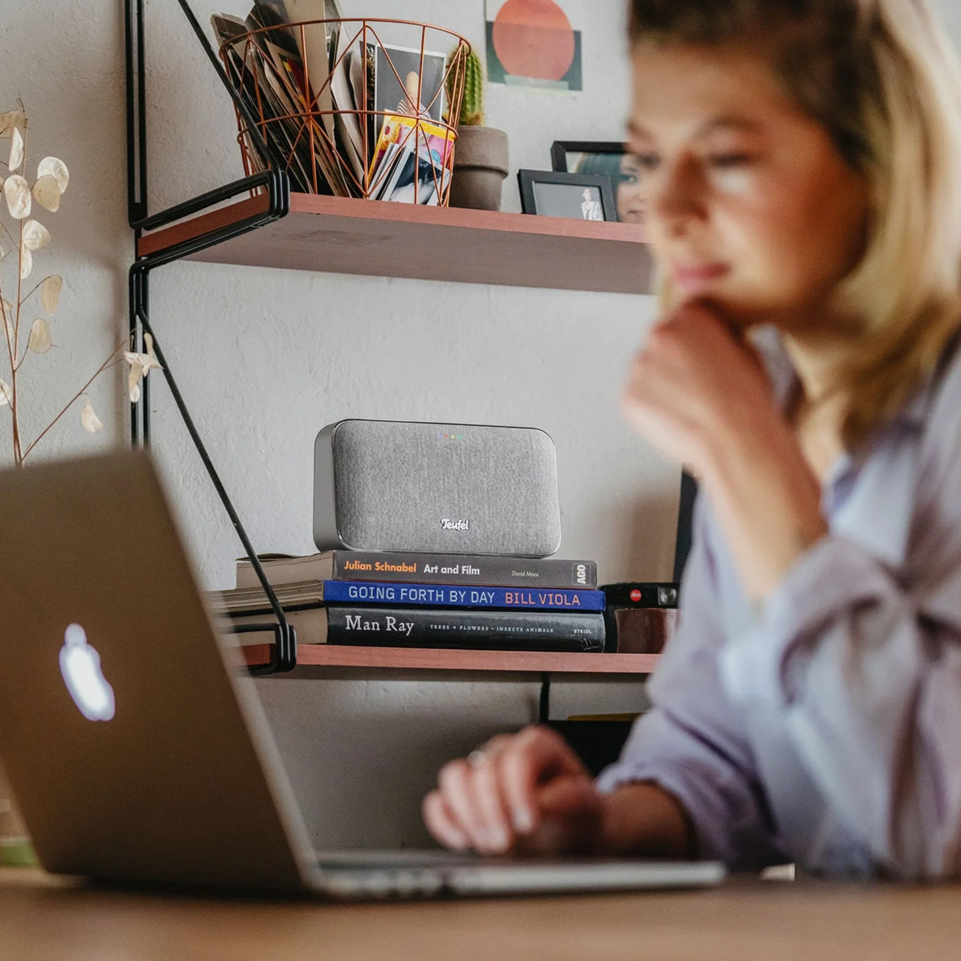 Bezprzewodowy głośnik Bluetooth Teufel MOTIV® GO Voice - przenośny głośnik Bluetooth z długim czasem pracy na baterii (16 h) i obsługą głosową WLAN, Google Assistant, Chromecast B - srebrny