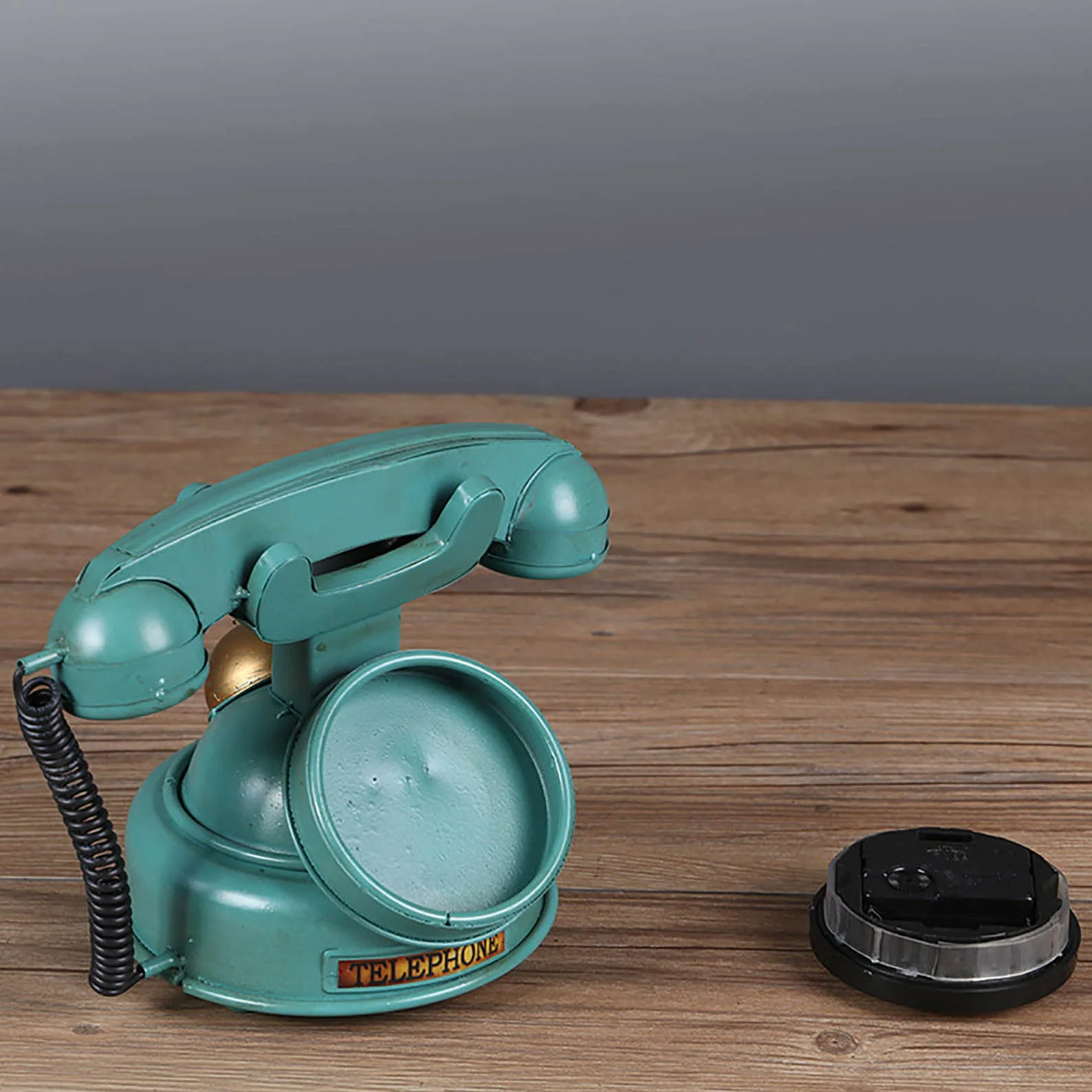 Telefon dekoracyjny w stylu retro, antyczny telefon stacjonarny z przyciskiem, wykończenie w kolorze zielonym z metalu