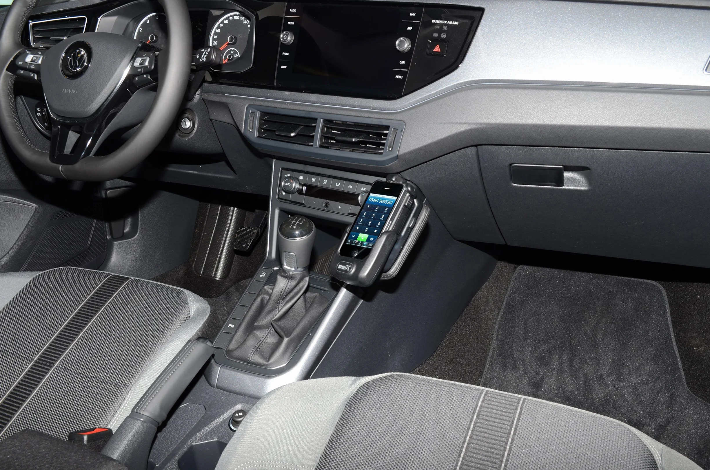 KUDA 3115 uchwyt ze sztucznej skóry czarny do VW Polo VI (AW) od 09/2017 (MU)