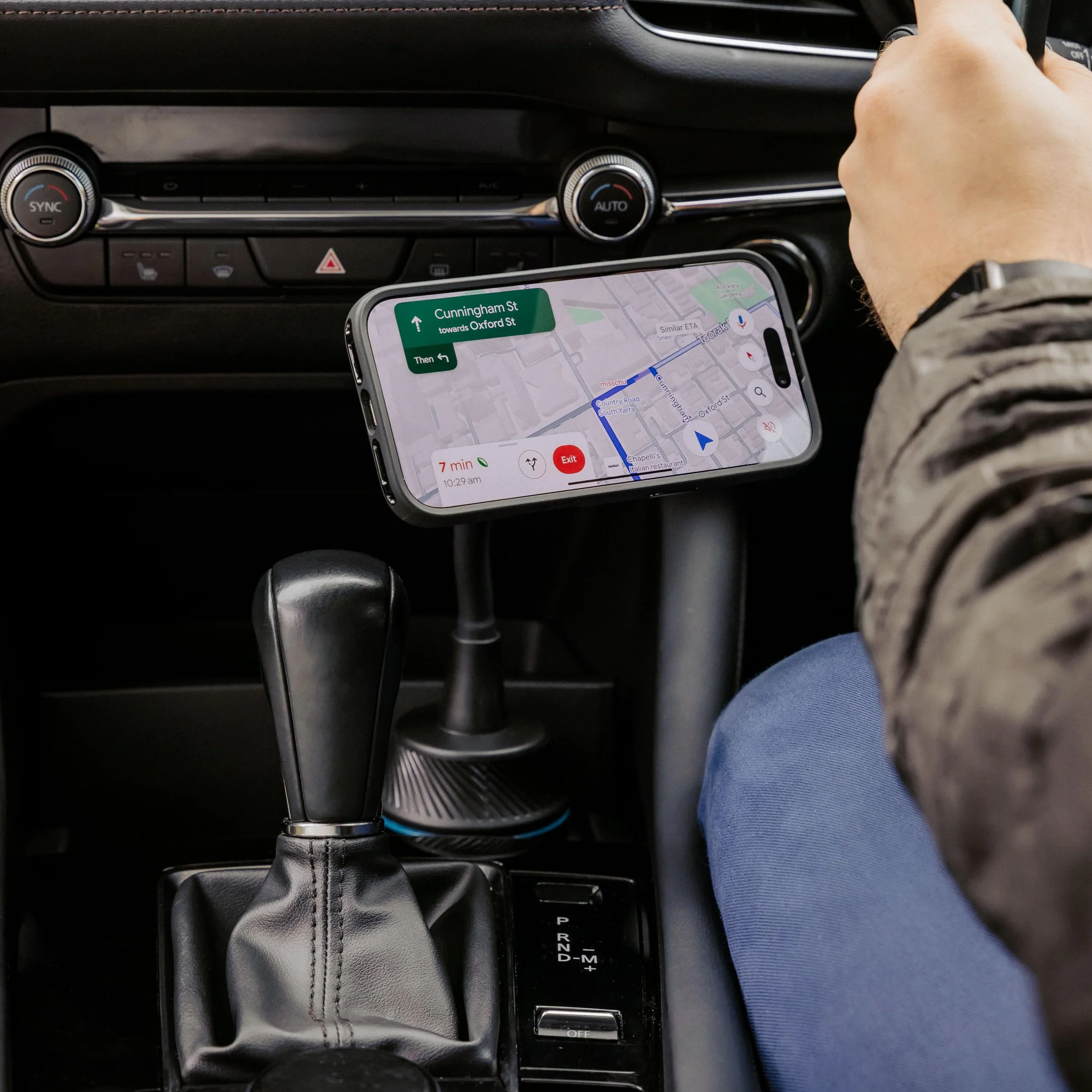 Quad Lock Uchwyt samochodowy na kubek na telefon z etui MAG Pixel 10a i bezprzewodową głowicą ładującą MAG (V2)
