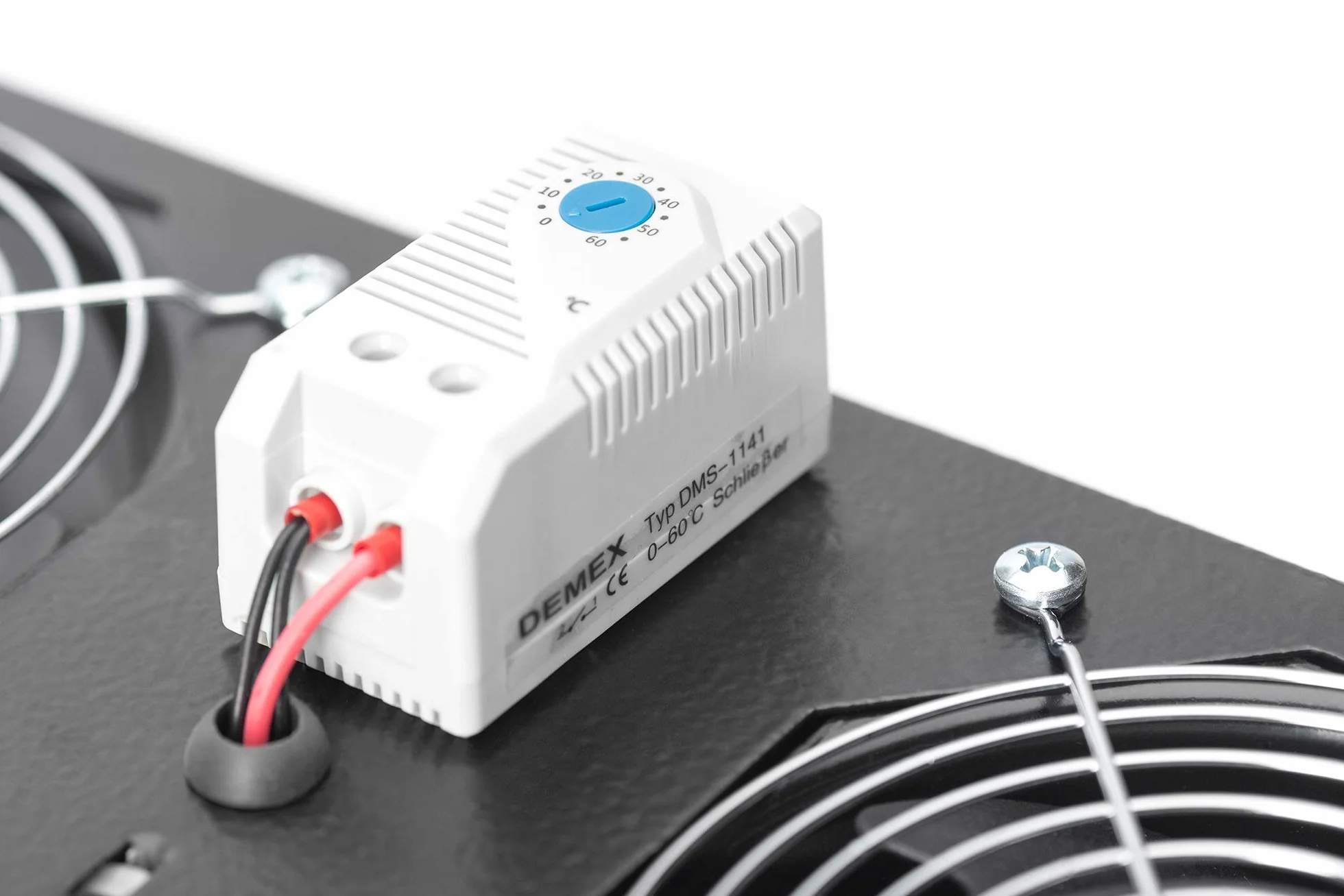 DIGITUS Wentylator dachowy do 19-calowej obudowy sieciowej – 2 wentylatory – termostat – przepływ powietrza 4,6 m³ na minutę – do serii Unique, Dynamic Basic, SOHO i SOHO Pro – czarny