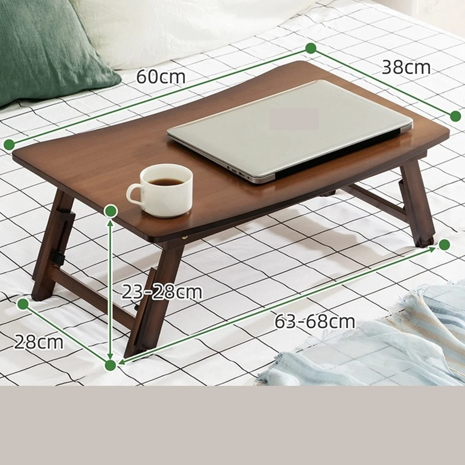 Składane biurko, książka na łóżku, notebook, fotel, proste przybory do pisania, sypialnia, akademik