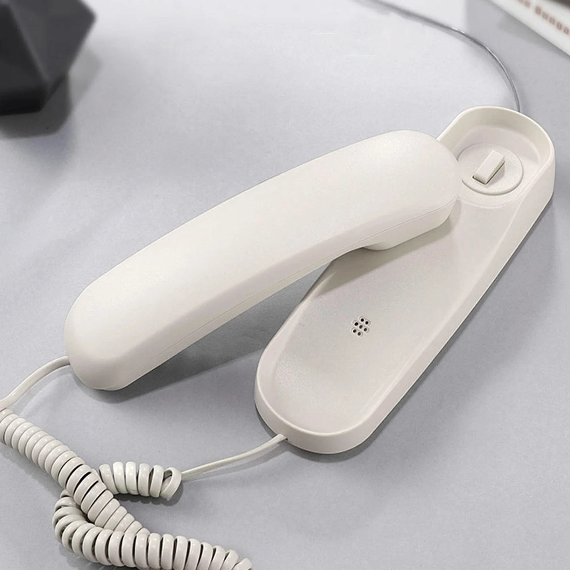 Telefon stacjonarny - trwały telefon przewodowy do biura. Mini telefon wykorzystuje chipy dźwiękowe HD, dzięki czemu dźwięk jest wyraźniejszy. Nadaje się do użytku biurowego i domowego i nie
