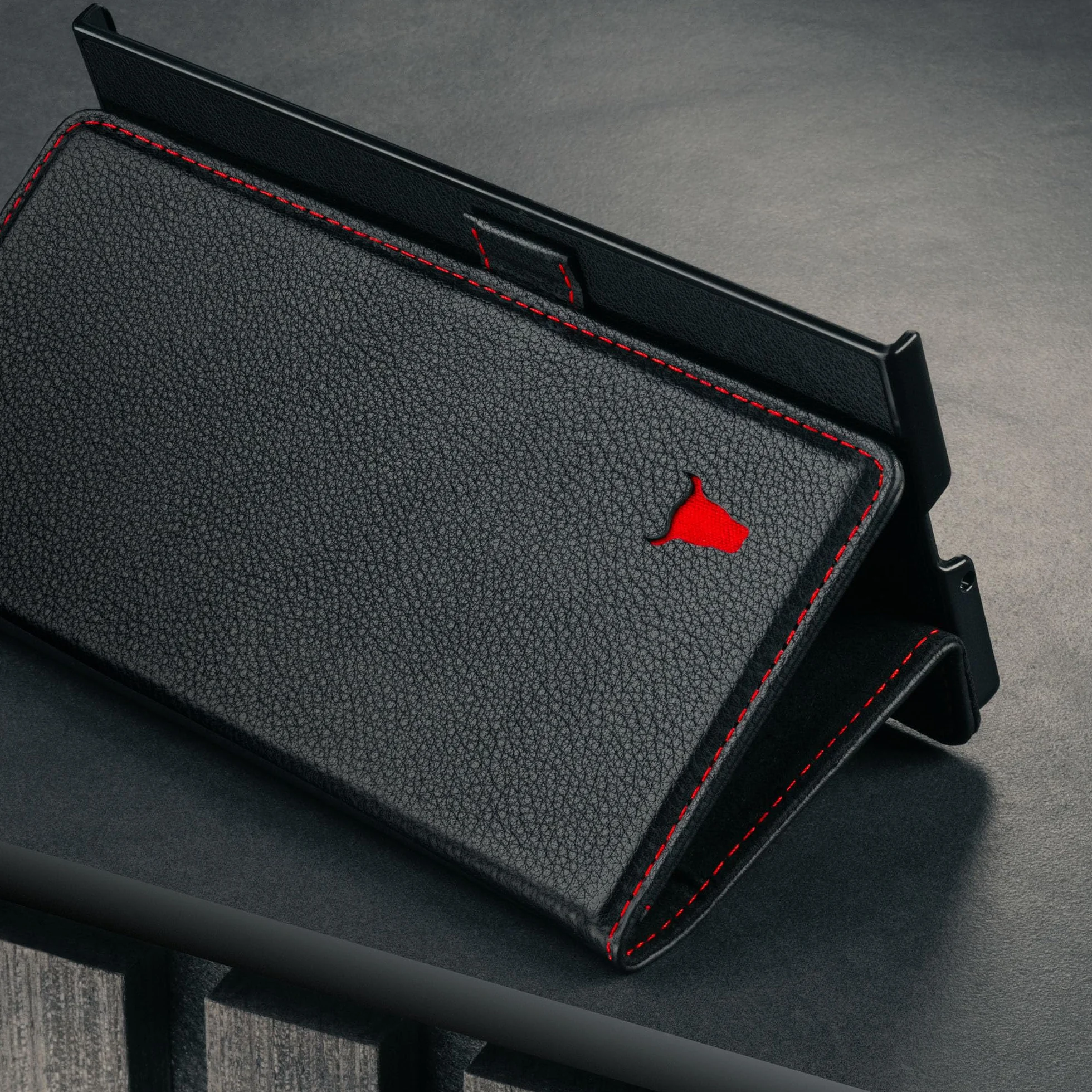 TORRO Etui kompatybilne z Samsung Galaxy Z Fold7 2025 – Premium skórzane etui portfelowe z funkcją stojaka i przegródkami na karty (czarne z czerwonymi detalami)