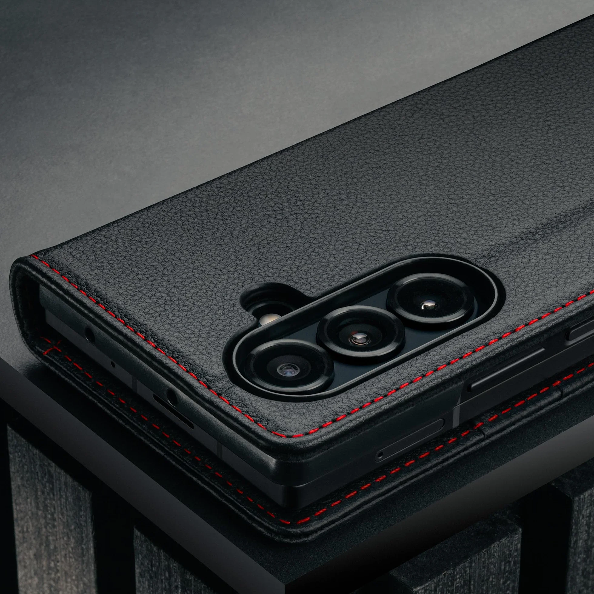TORRO Etui kompatybilne z Samsung Galaxy Z Fold7 2025 – Premium skórzane etui portfelowe z funkcją stojaka i przegródkami na karty (czarne z czerwonymi detalami)