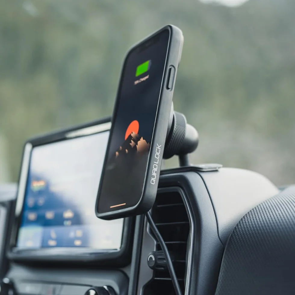 Quad Lock Samoprzylepny uchwyt na deskę rozdzielczą/schowek na telefon do samochodu z głowicą ładowarki bezprzewodowej MAG V2 i etui MAG na Pixel 10a