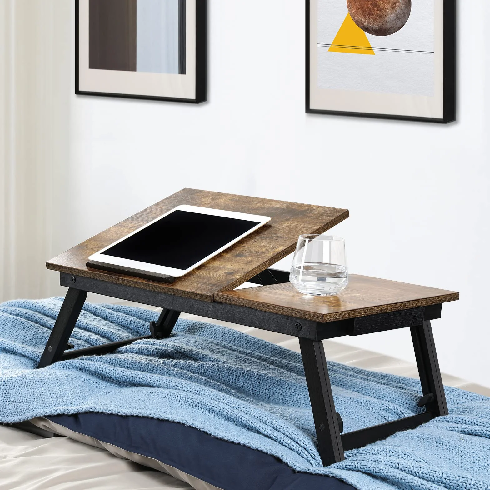 SONGMICS LLD105B01 Stolik/stojak pod laptopa, taca śniadaniowa, składane nogi, na łóżko i sofę, z regulacją wysokości, do laptopów o przekątnej ekranu do 15,6“, 55 x 35 x 23 cm, odcień brązowy retro