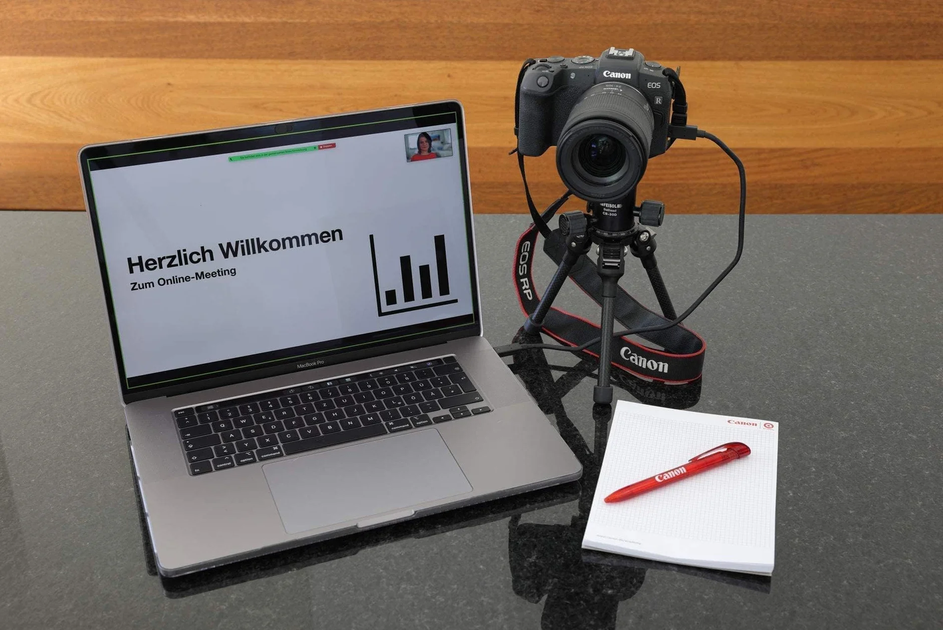 Canon EOS RP aparat systemowy z obiektywem RF 24 – 105 mm F4 – 7.1 IS STM, bezlusterkowy, wyświetlacz LCD II o przekątnej 7,5 cm, 4 K, procesor obrazu DIGIC 8, Wi-Fi, Bluetooth, pełnoklatkowy, czarny