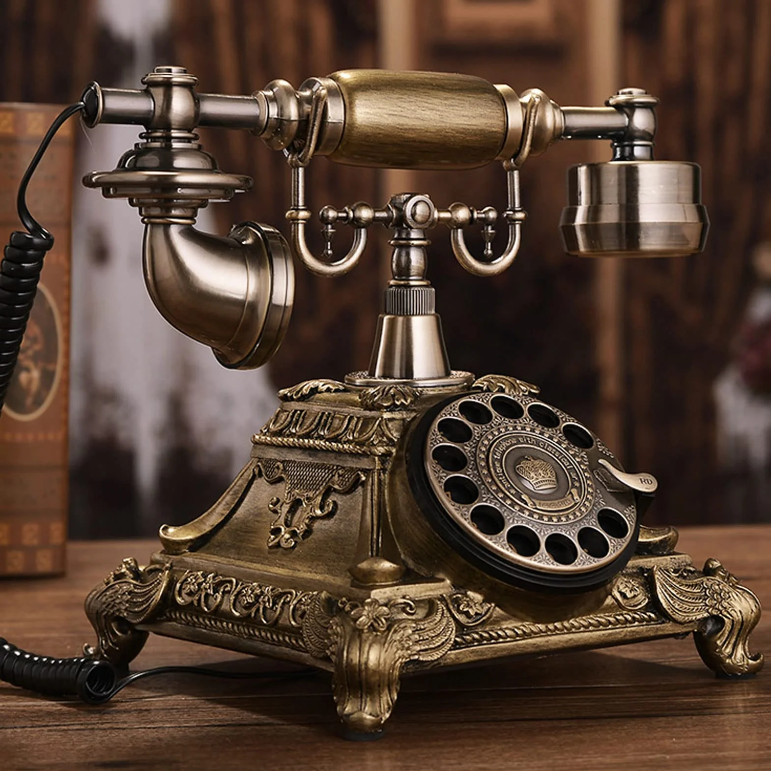 Retro telefon z obrotową tarczą z mechanicznym dzwonkiem, staromodny europejski przewodowy do domu, hotelu, biura, domu, dekoracja