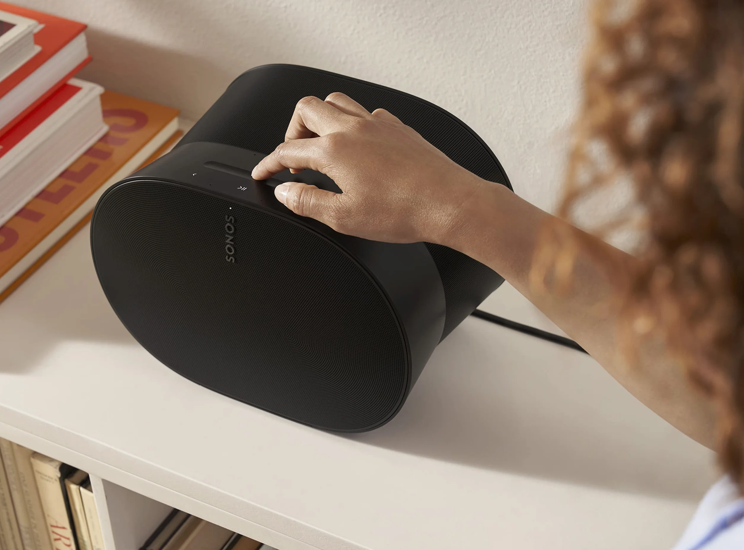 Sonos Era 300. Poczuj dźwięk dookoła. Dzięki dźwiękowi następnego poziomu, Era 300 nie tylko Cię otacza, ale umieszcza Cię w muzyce. (czarny)