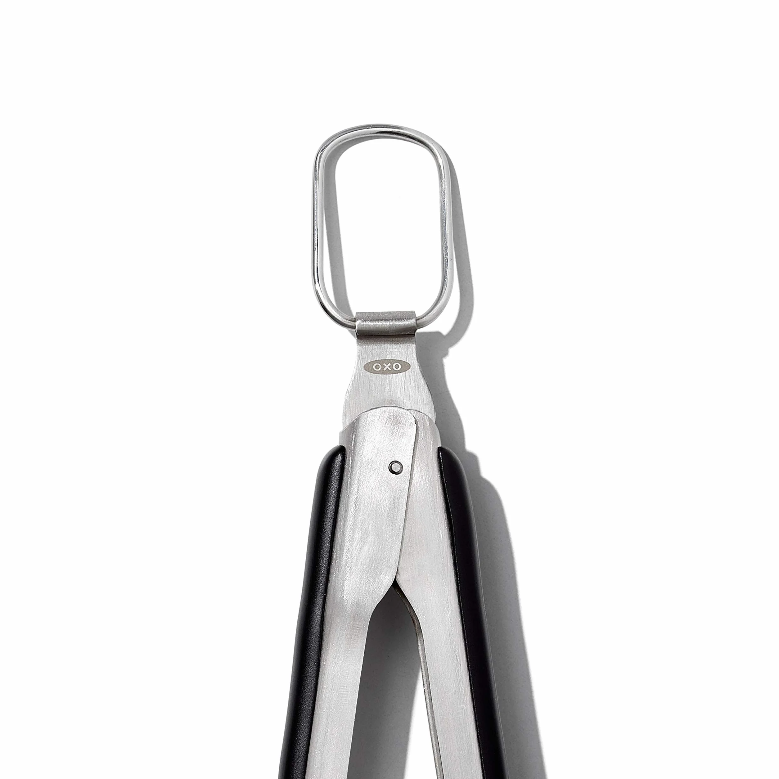 OXO Good Grips długie szczypce do grilla ze stali nierdzewnej z wbudowanym otwieraczem do butelek, 47,5 cm – do kiełbasek, warzyw i innych, czarne