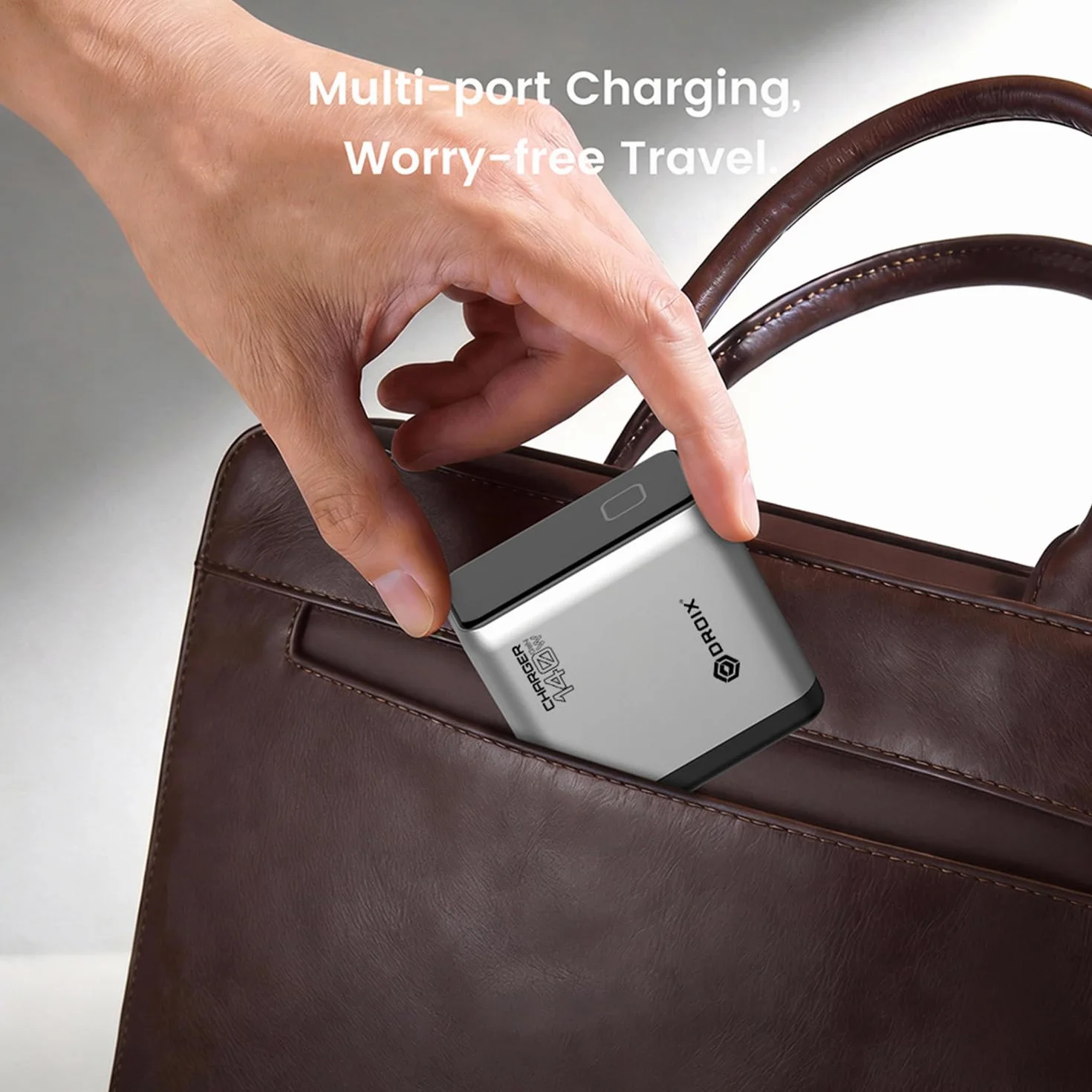 DROIX 140 W USB-C GaN ładowarka: 4-portowa stacja PD 3.1 z wyświetlaczem LCD i adapterami podróżnymi (US/UK/UE). Kompatybilna z MacBook Pro, iPhone, Android. [Biała]