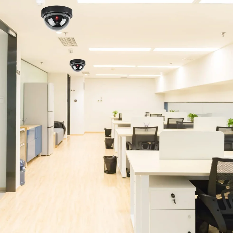 Atrapa kamery CCTV, manekin z fałszywymi monitorami CCTV, symulacja kamery CCTV, z migającym światłem LED, atrapa fałszywa kamera, do użytku na zewnątrz i wewnątrz, do domu i biznesu, 4 szt