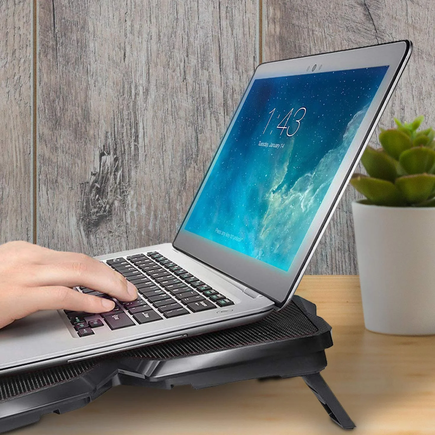 KLIM Wentylator chłodzący do laptopa – ponad 500 000 sprzedanych jednostek – wersja 2023 – wydajny jak żaden inny – szybki proces chłodzenia – 4 wentylatory PC Notebook PS4 PS5, wentylowany stojak na