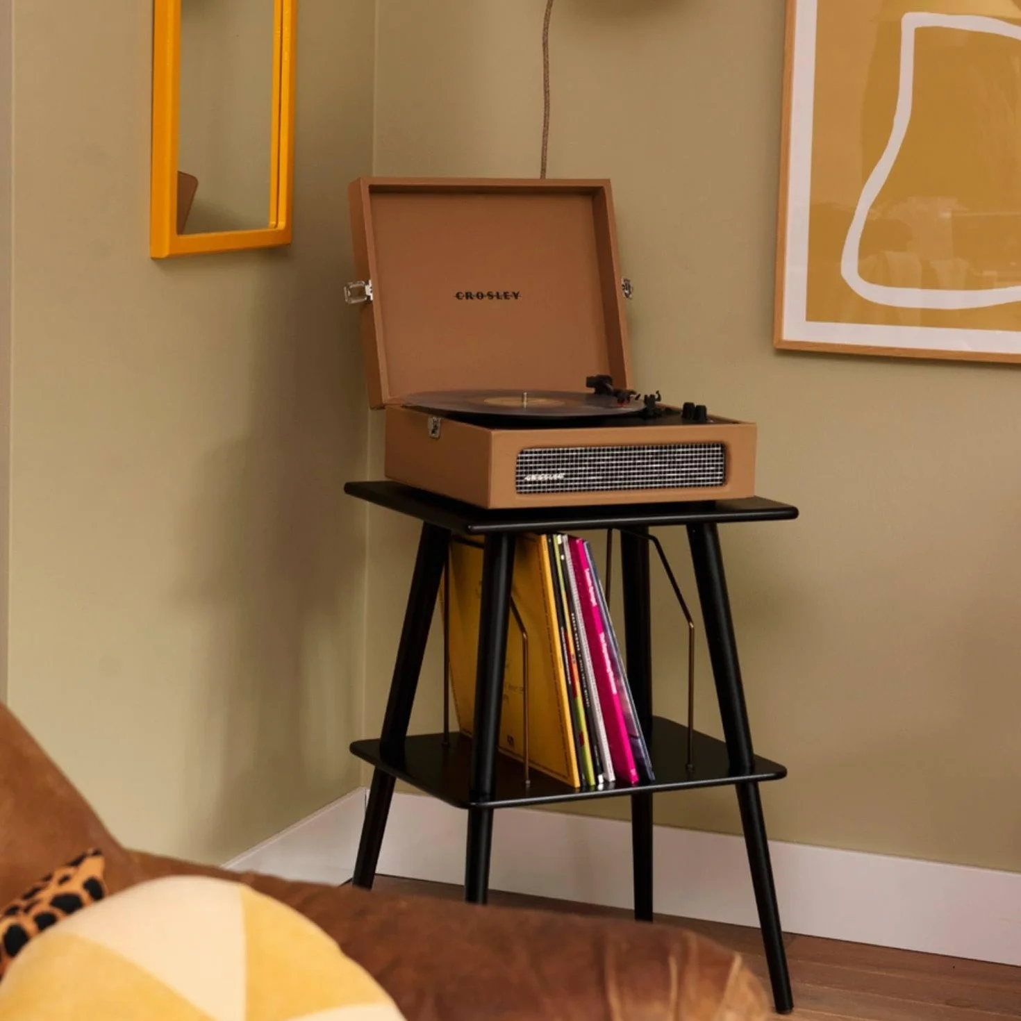 Crosley ST66-BK stojak gramofonowy Manchester z miejscem na płyty przewodowe, czarny