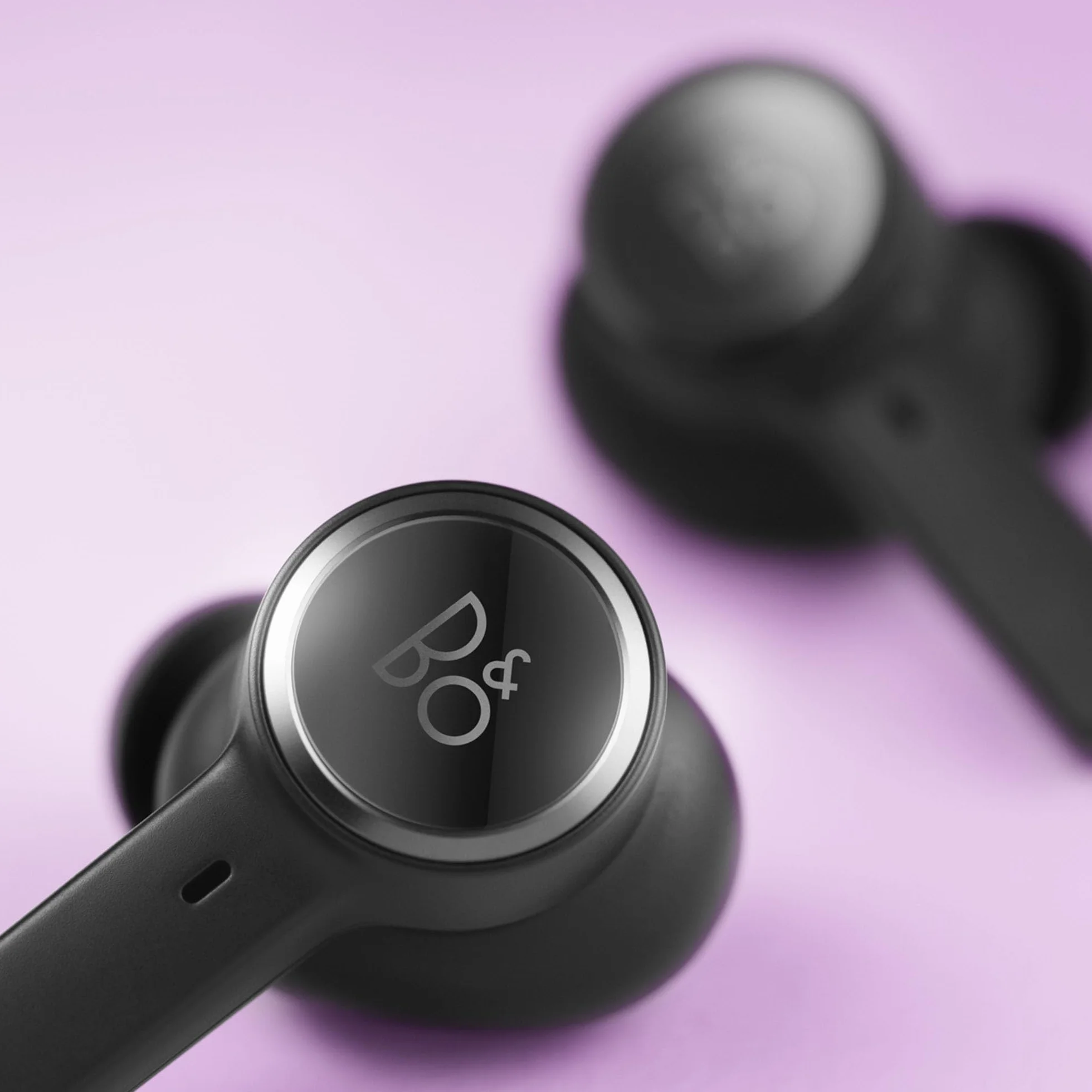 Bang & Olufsen Beoplay EX Bezprzewodowe słuchawki douszne z redukcją szumów (ANC), wodoodporne słuchawki z bluetooth, 28 godzin pracy akumulatora, sportowe i robocze słuchawki z etui ładującym - Black